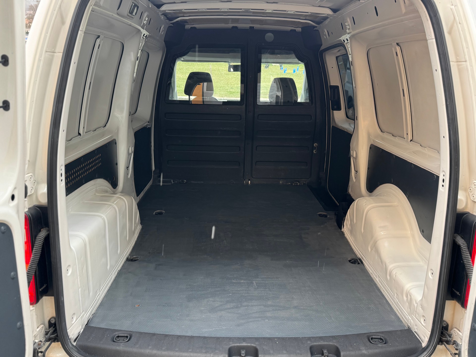 VW VW Caddy Maxi 2.0TDI 4Motion BlueMotion Technology-image-12