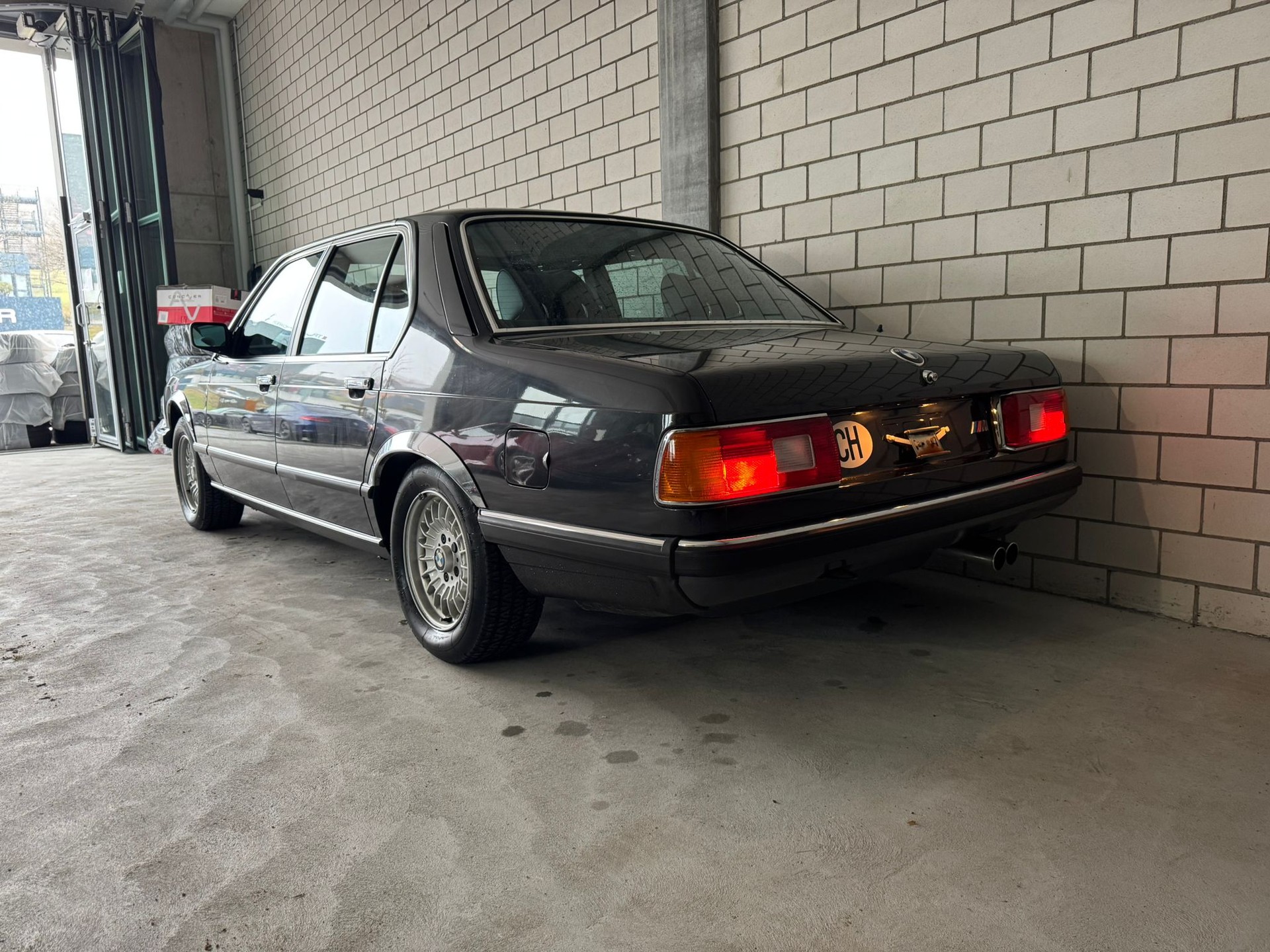 BMW 745i A-showroom-element-3