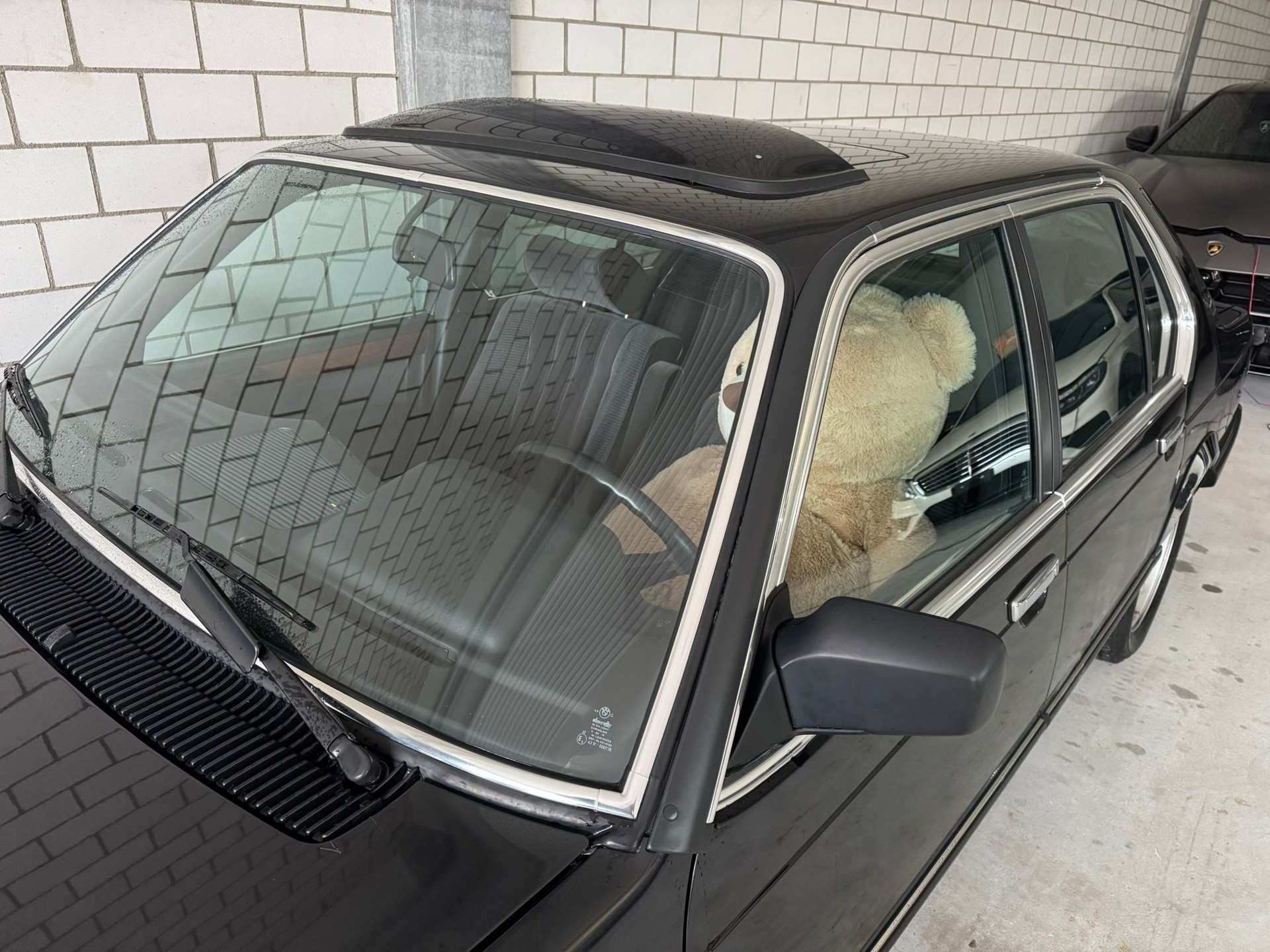 BMW 745i A-showroom-element-1