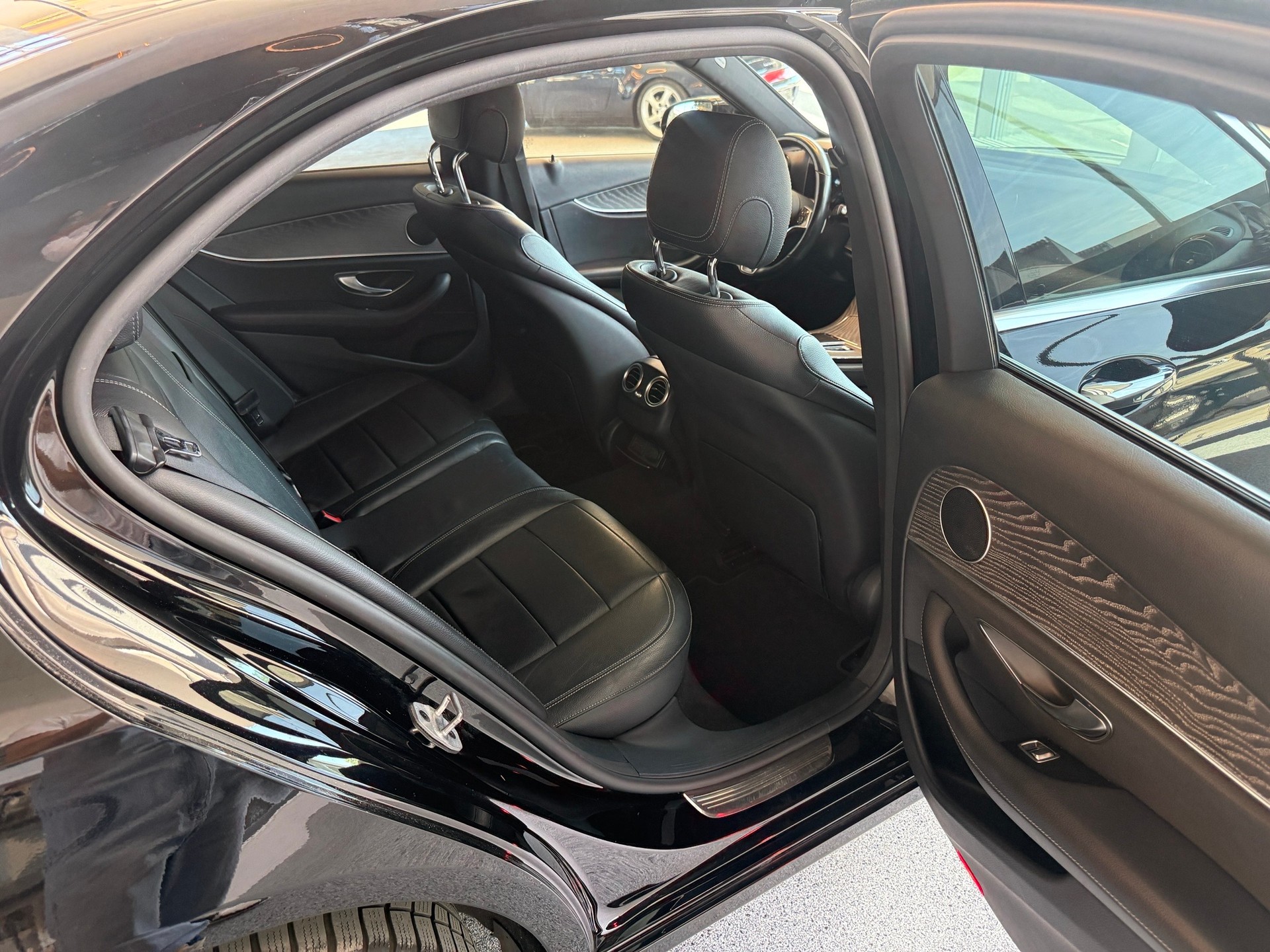 MERCEDES-BENZ E 200 4Matic Avantgarde 9G-Tronic-image-13