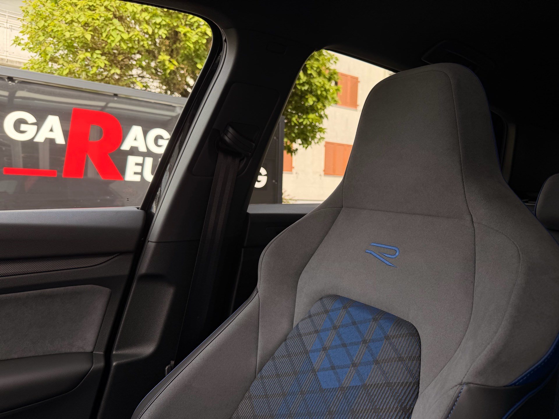 VW Golf 2.0 TSI 333 PS 4MOTION R BLACK EDITION *** AKRAPOVIC ABGAS & PANORAMAGLASDACH ***-image-28