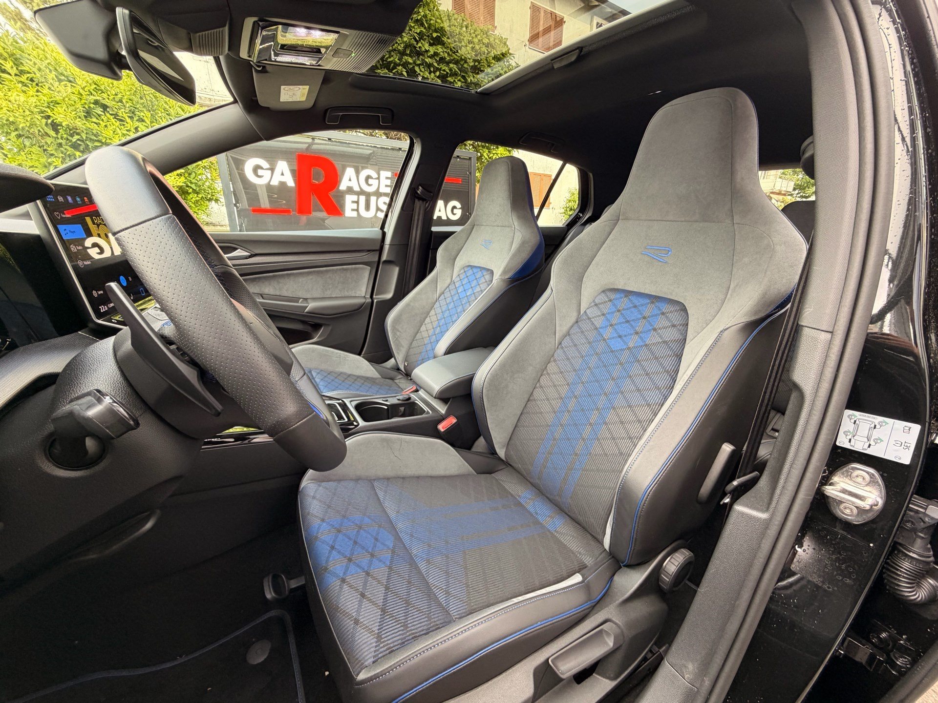 VW Golf 2.0 TSI 333 PS 4MOTION R BLACK EDITION *** AKRAPOVIC ABGAS & PANORAMAGLASDACH ***-image-8