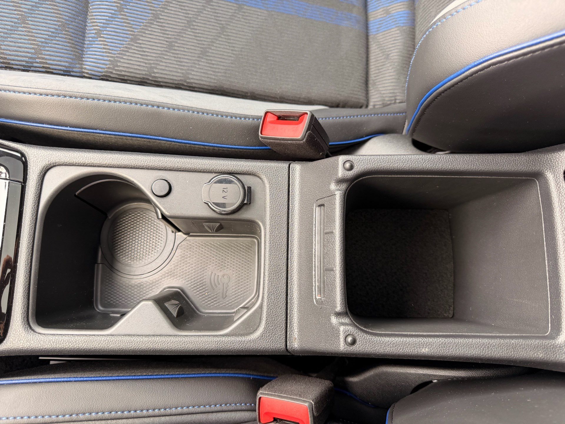 VW Golf 2.0 TSI 333 PS 4MOTION R BLACK EDITION *** AKRAPOVIC ABGAS & PANORAMAGLASDACH ***-image-26