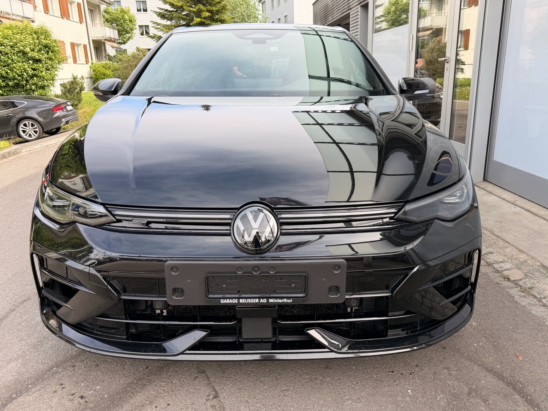 VW Golf 2.0 TSI 333 PS 4MOTION R BLACK EDITION *** AKRAPOVIC ABGAS & PANORAMAGLASDACH ***-showroom-element-1