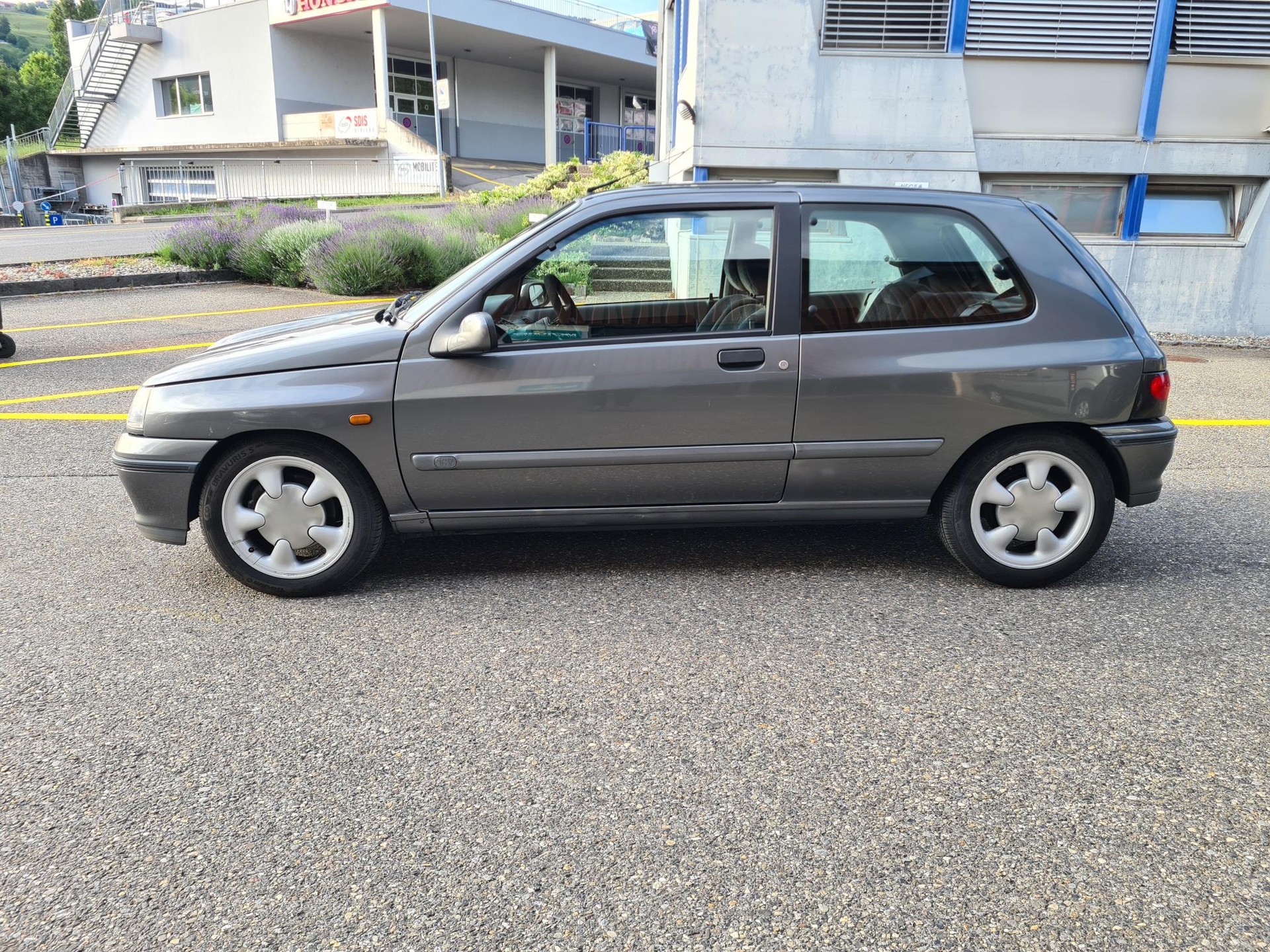 RENAULT Clio 1.8 16V-image-2
