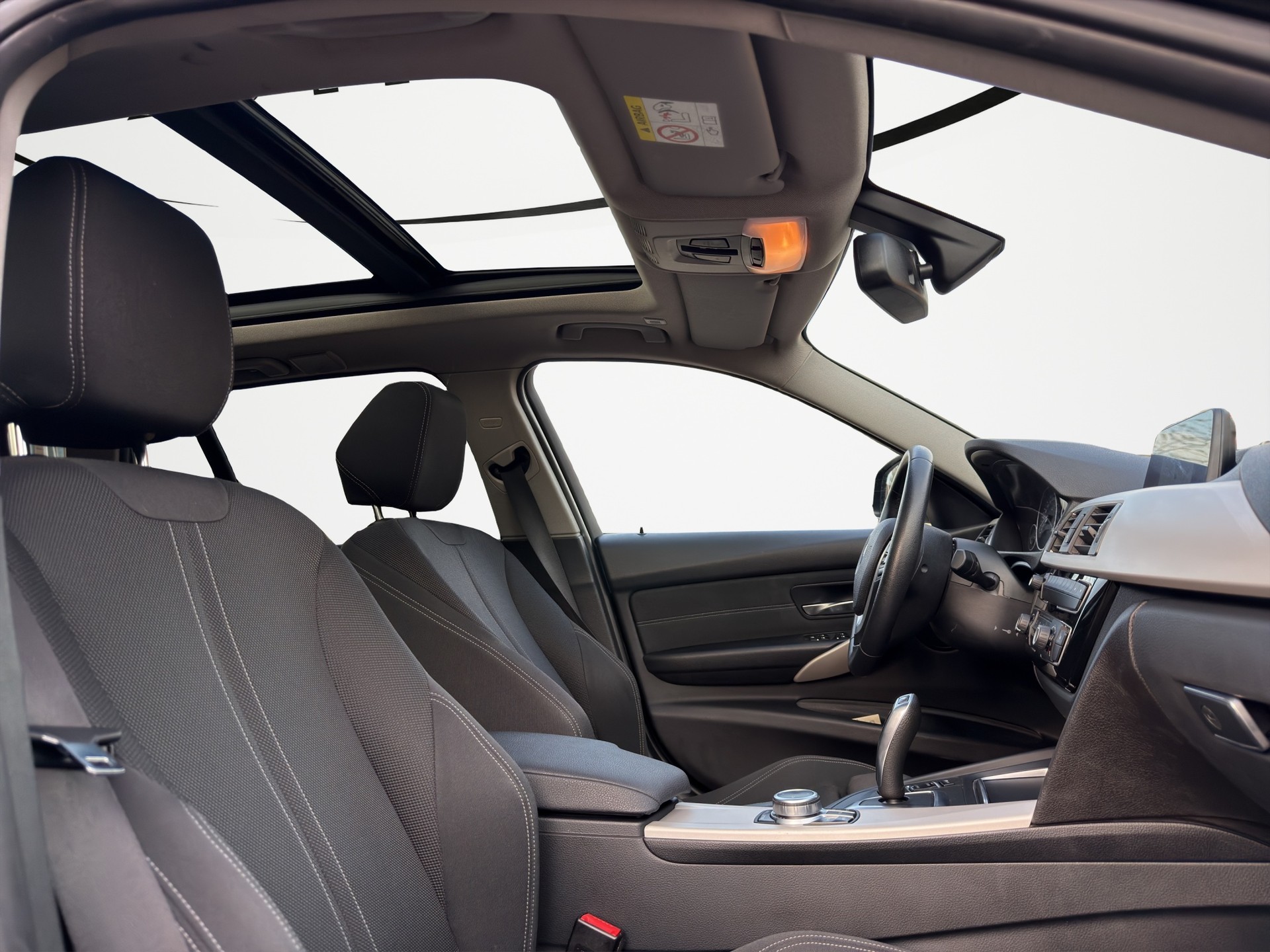 BMW 320d xDrive Touring Edition Luxury Line Steptronic-image-9