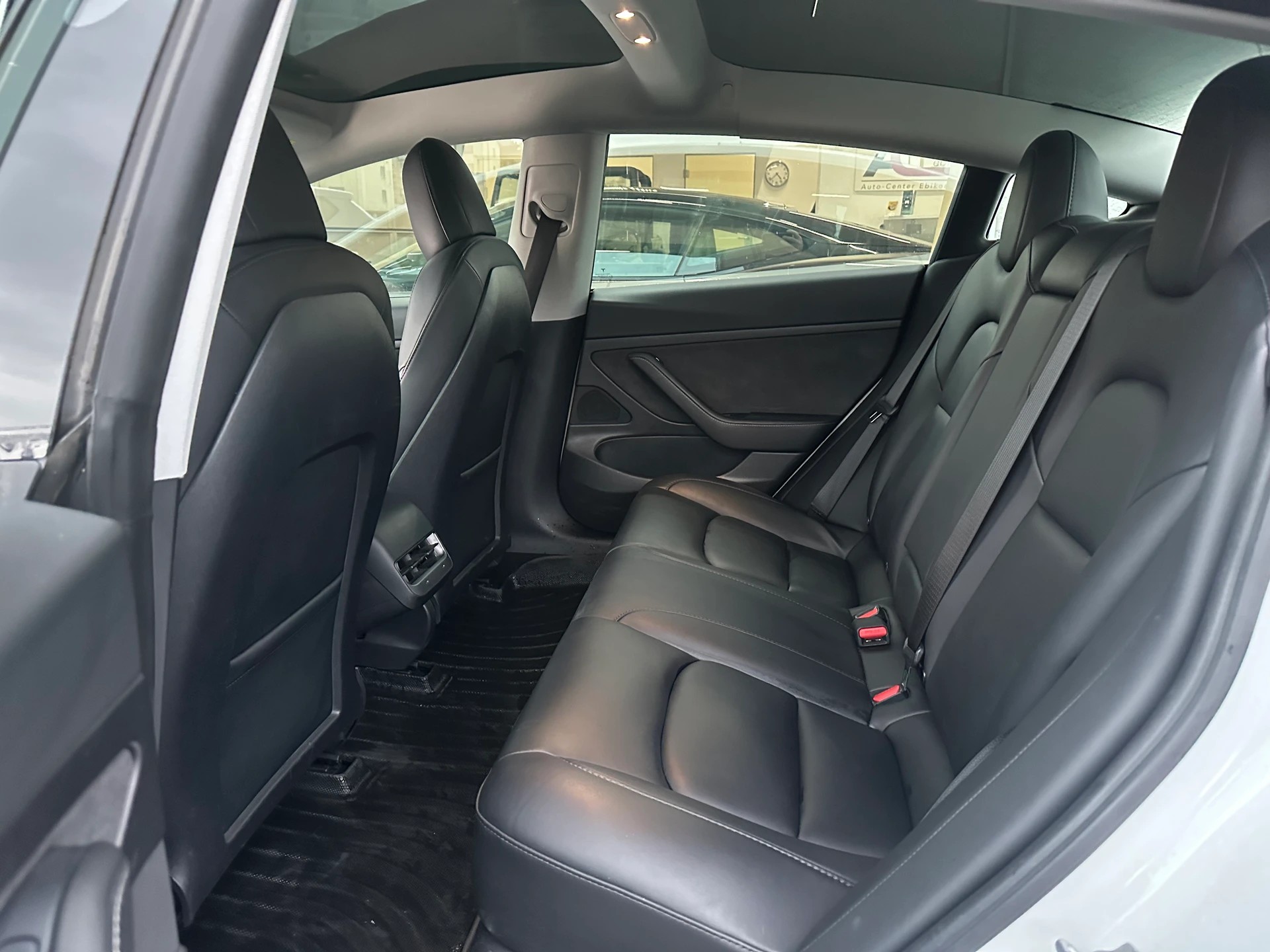 TESLA Model 3-showroom-element-3