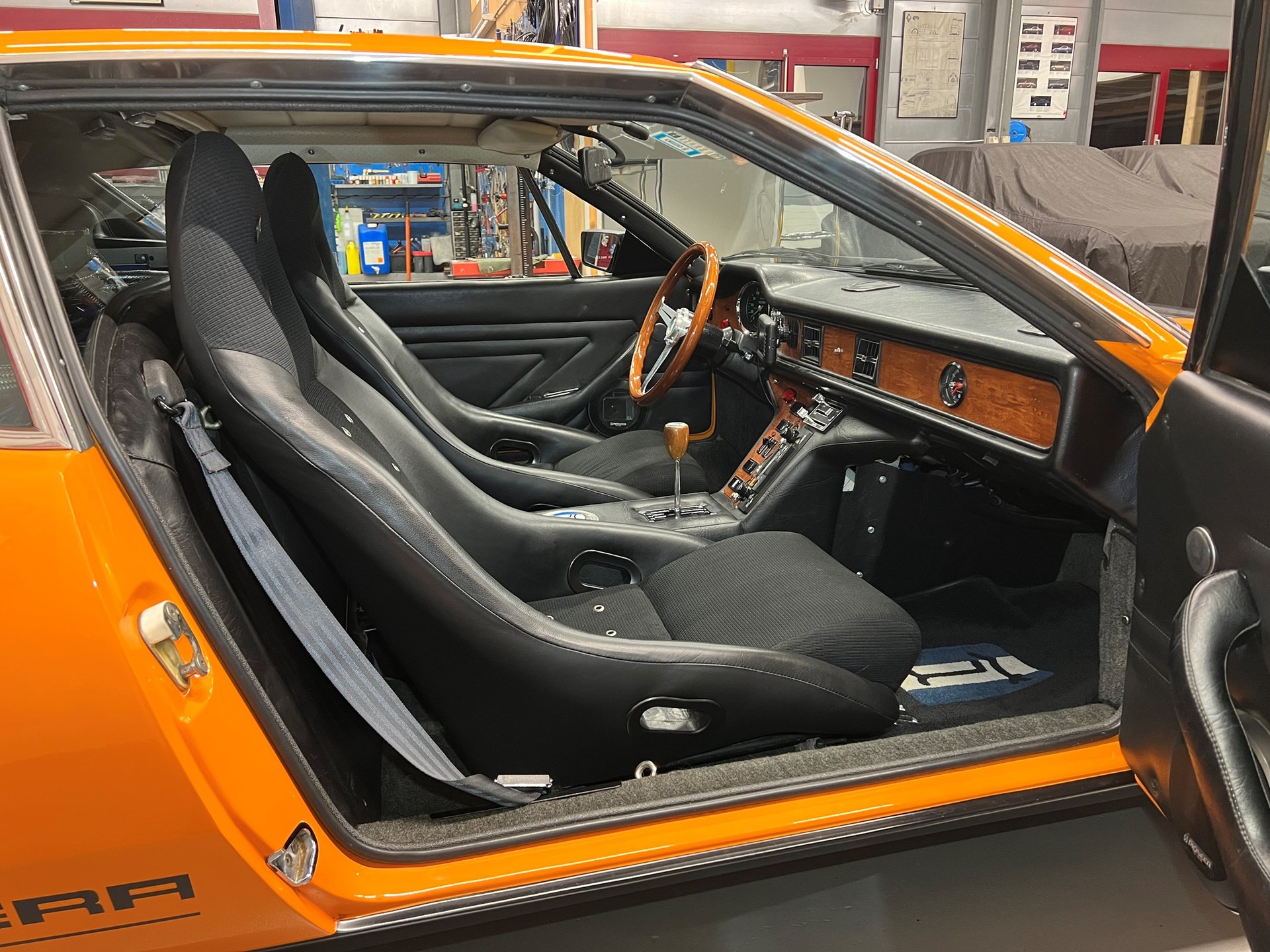 DE TOMASO PANTERA L 874 ORANGE/BLACK VETERAN-image-9