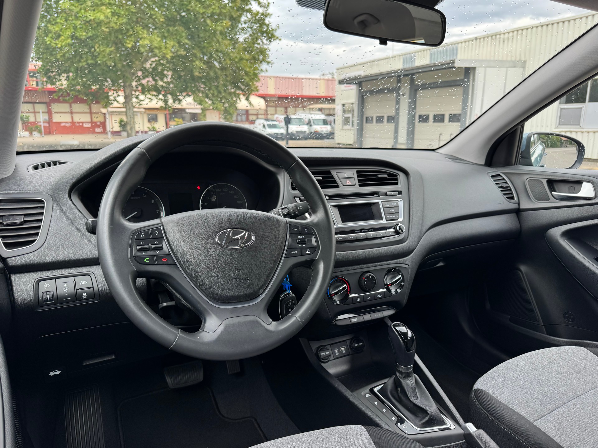 HYUNDAI i20 1.4 Amplia Automatic-image-9