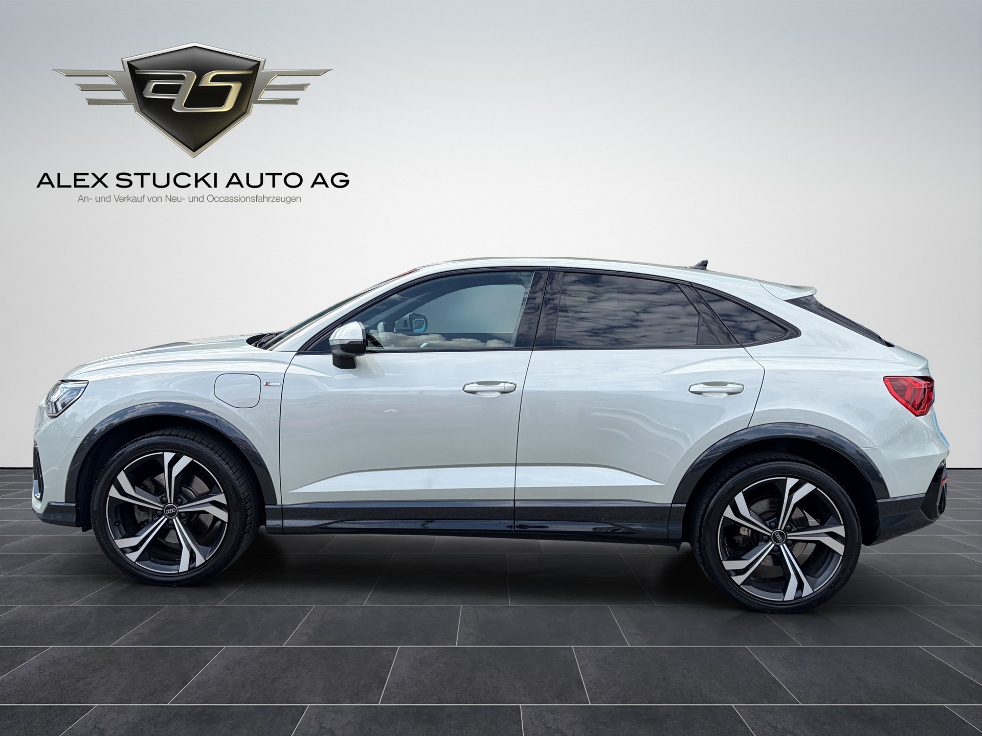 AUDI Q3 Sportback 45 TFSI e S line S-tronic-showroom-element-3