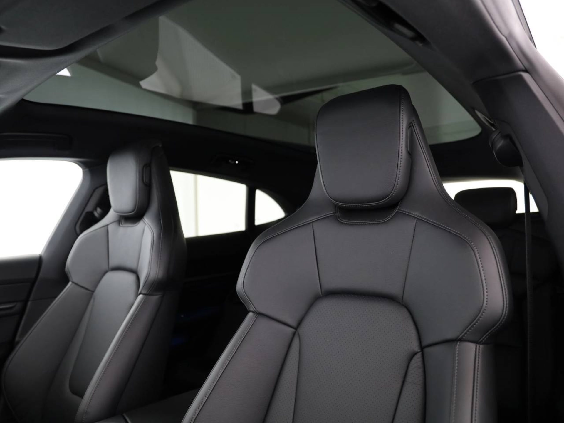 PORSCHE Taycan 4S Cross Turismo-image-4