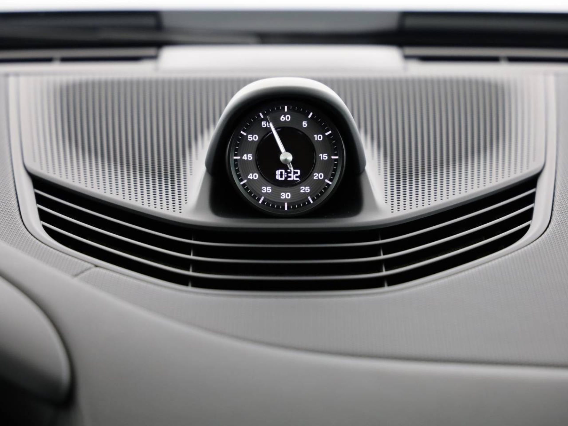 PORSCHE Taycan 4S Cross Turismo-image-16