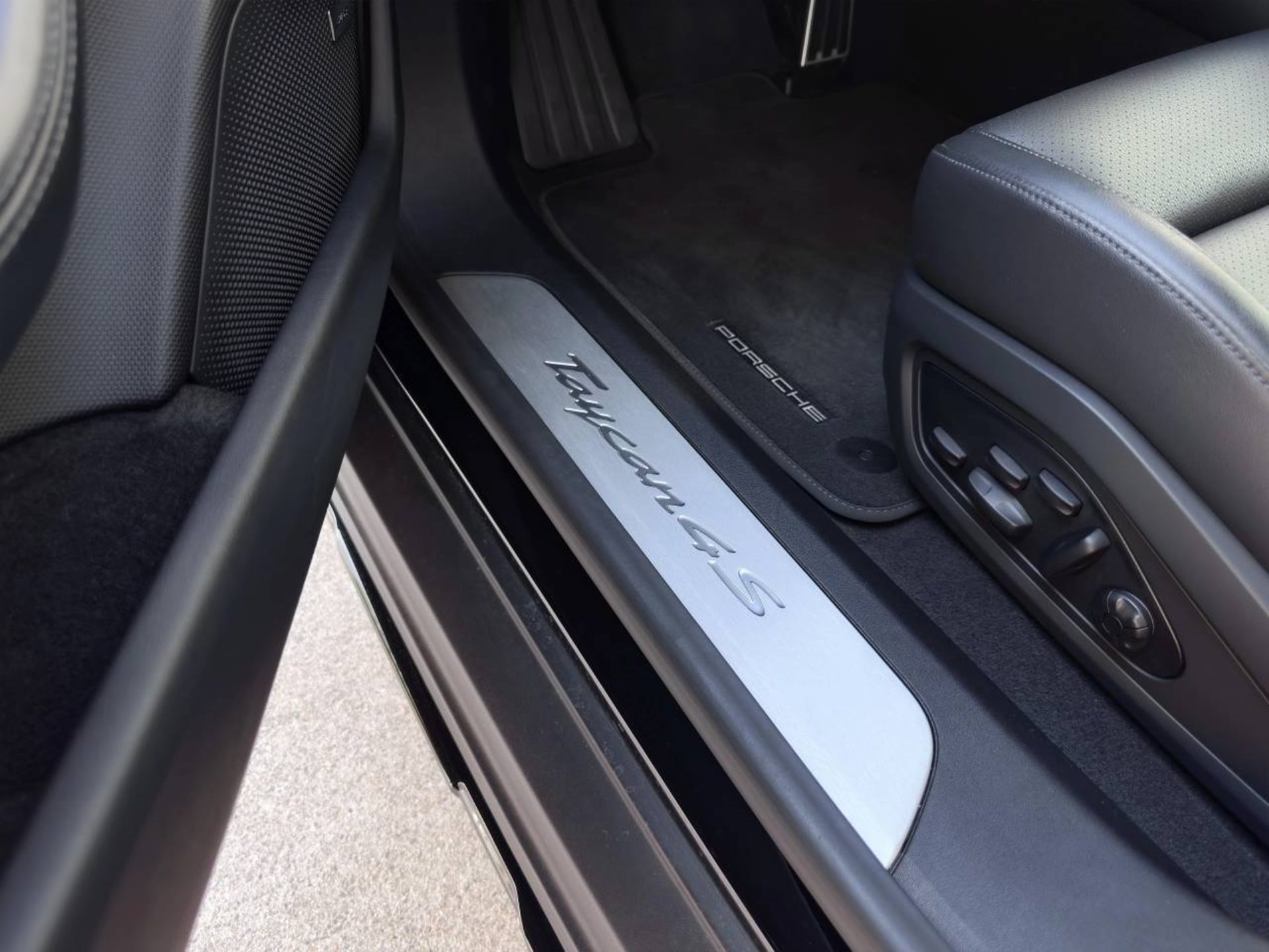 PORSCHE Taycan 4S Cross Turismo-image-16