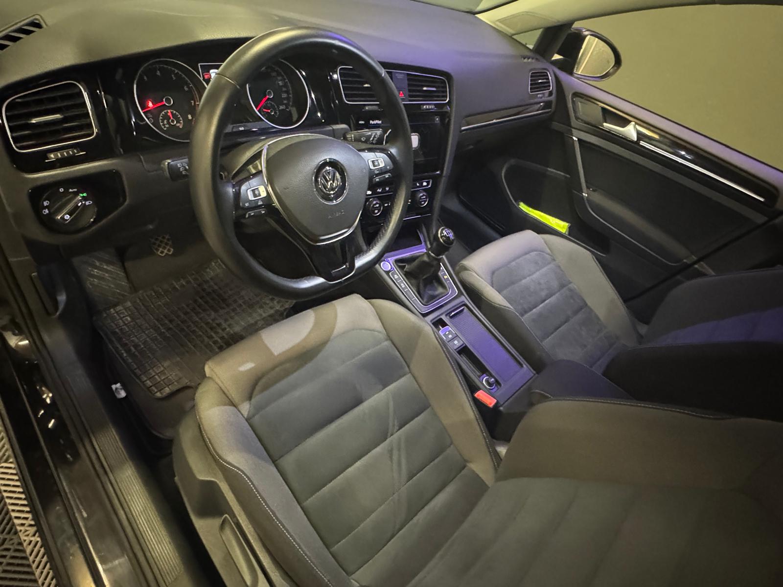 VW Golf 1.5 TSI EVO Highline-showroom-element-1