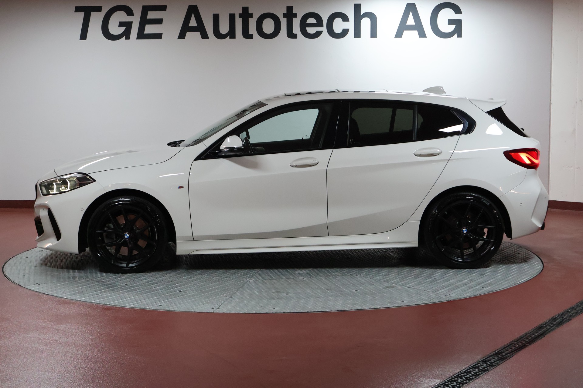 BMW 120d xDrive Steptronic M Sport-showroom-element-3
