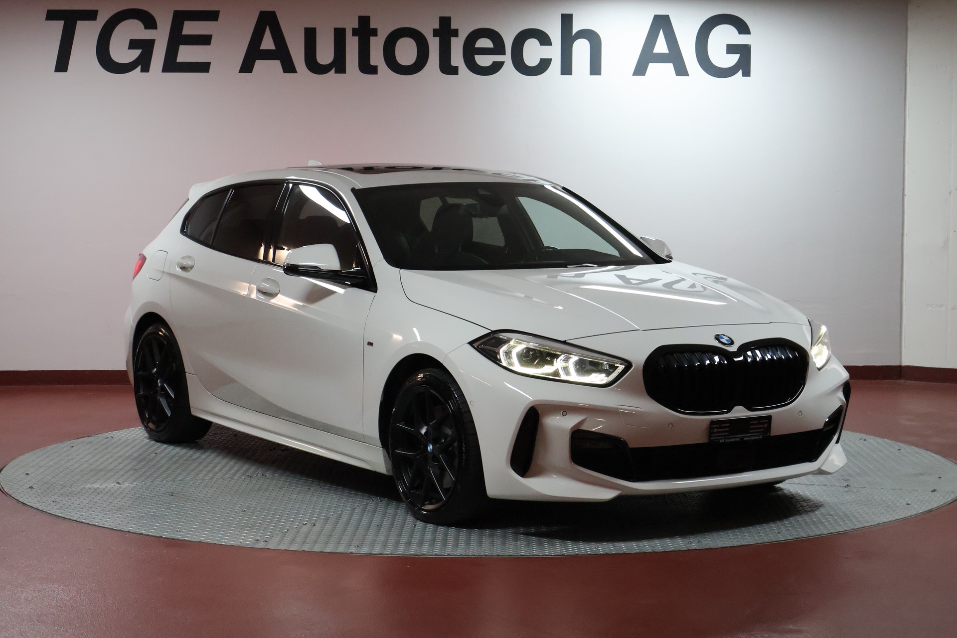BMW 120d xDrive Steptronic M Sport-showroom-element-2