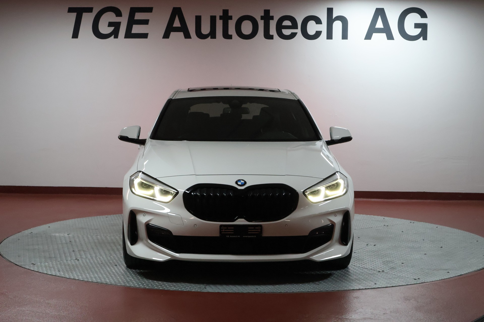 BMW 120d xDrive Steptronic M Sport-showroom-element-1