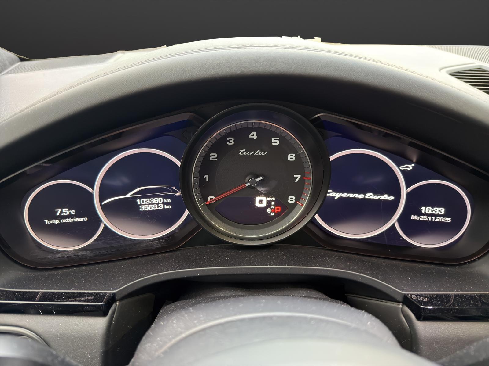 PORSCHE Cayenne Turbo-image-12