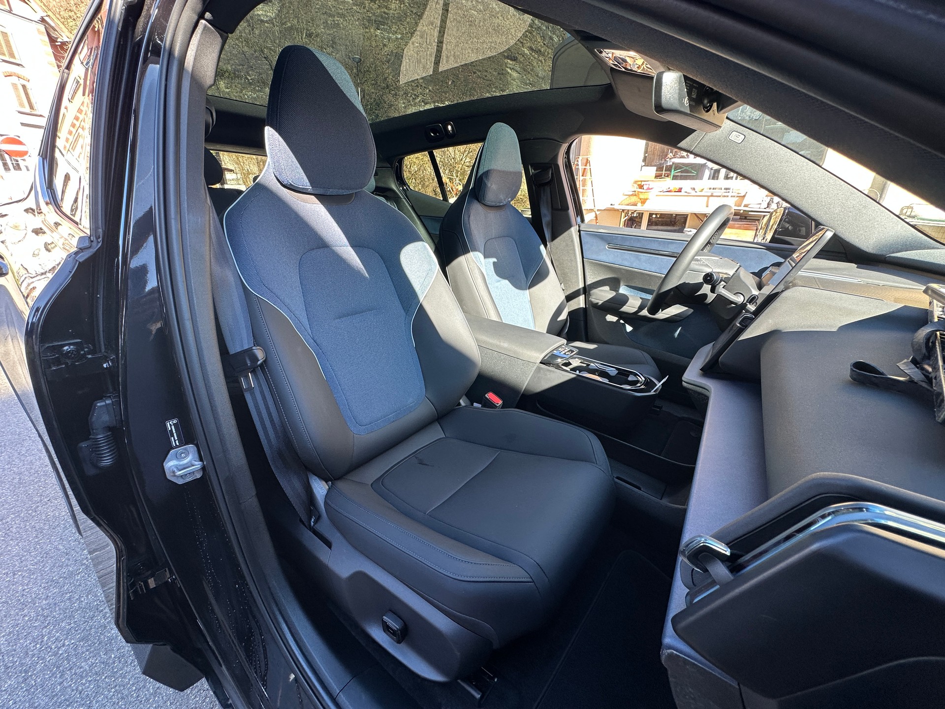 VOLVO EX30 E60 69kWh Single Motor Extended Range Ultra-image-10