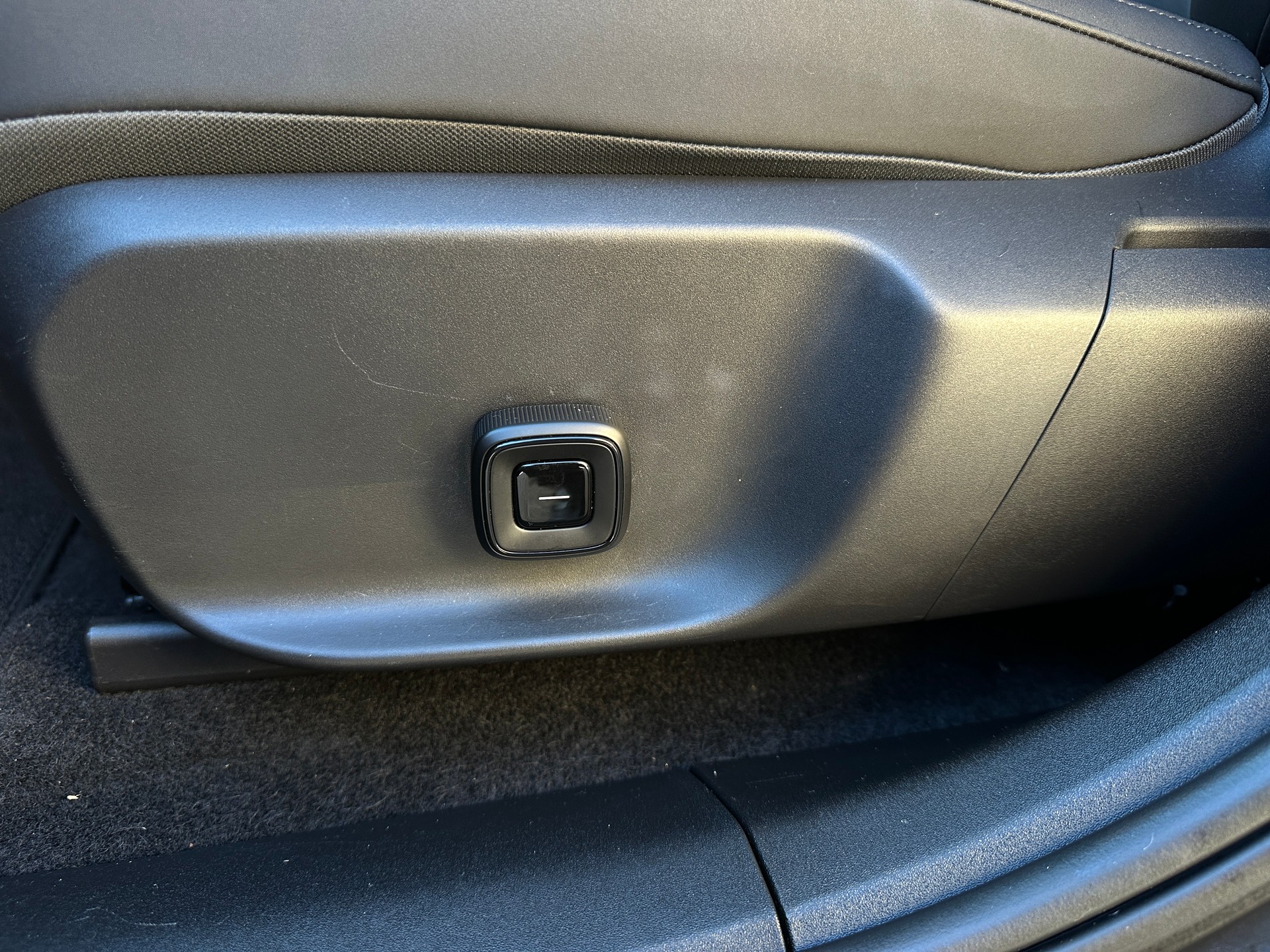 VOLVO EX30 E60 69kWh Single Motor Extended Range Ultra-image-19