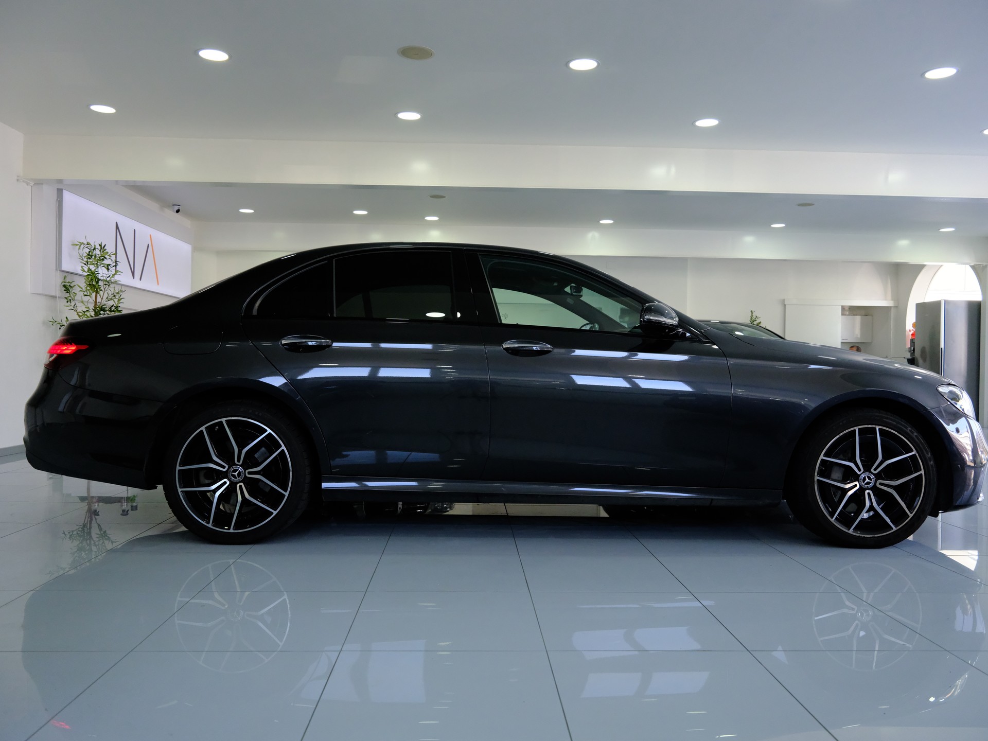 MERCEDES-BENZ E 300 e 4Matic EQ Star 9G-Tronic-image-7