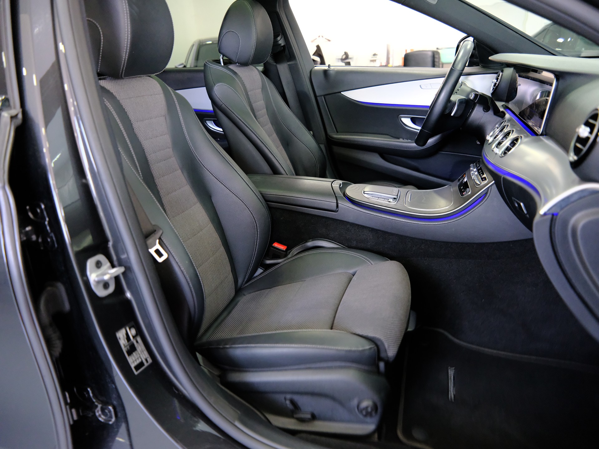 MERCEDES-BENZ E 300 e 4Matic EQ Star 9G-Tronic-image-14