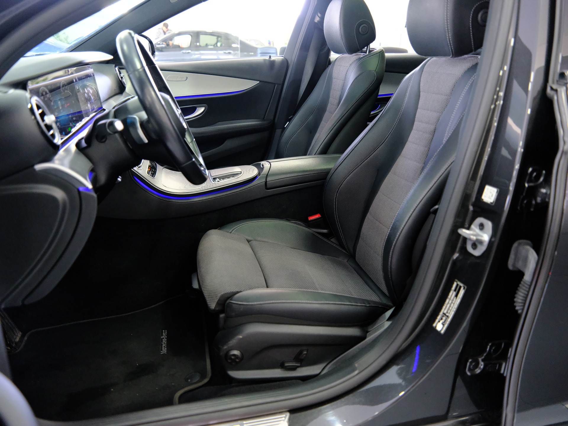 MERCEDES-BENZ E 300 e 4Matic EQ Star 9G-Tronic-image-10