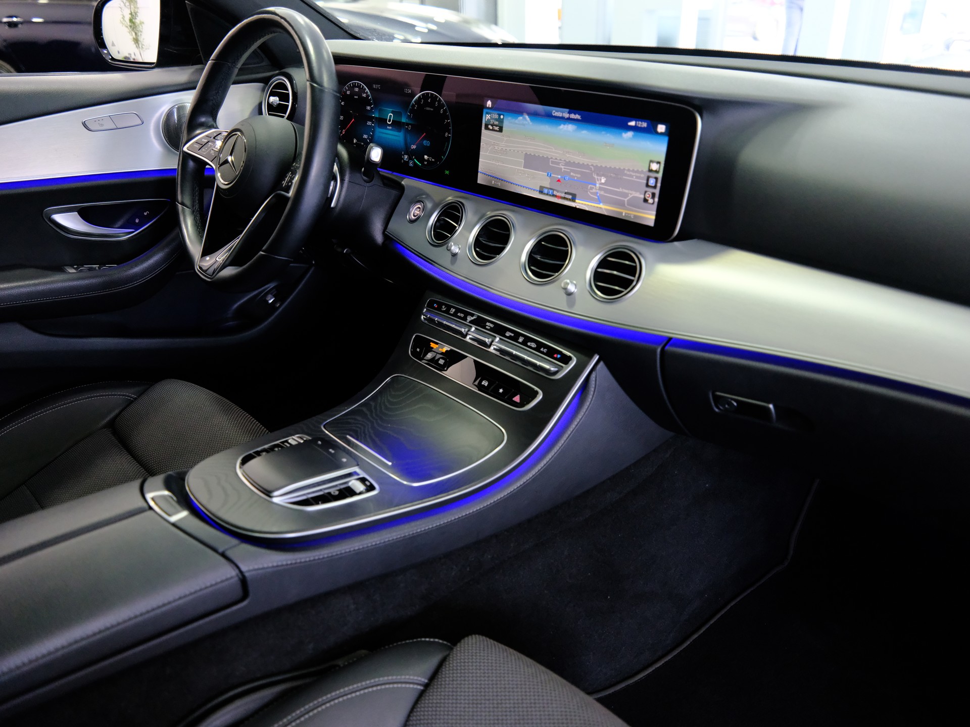 MERCEDES-BENZ E 300 e 4Matic EQ Star 9G-Tronic-image-13