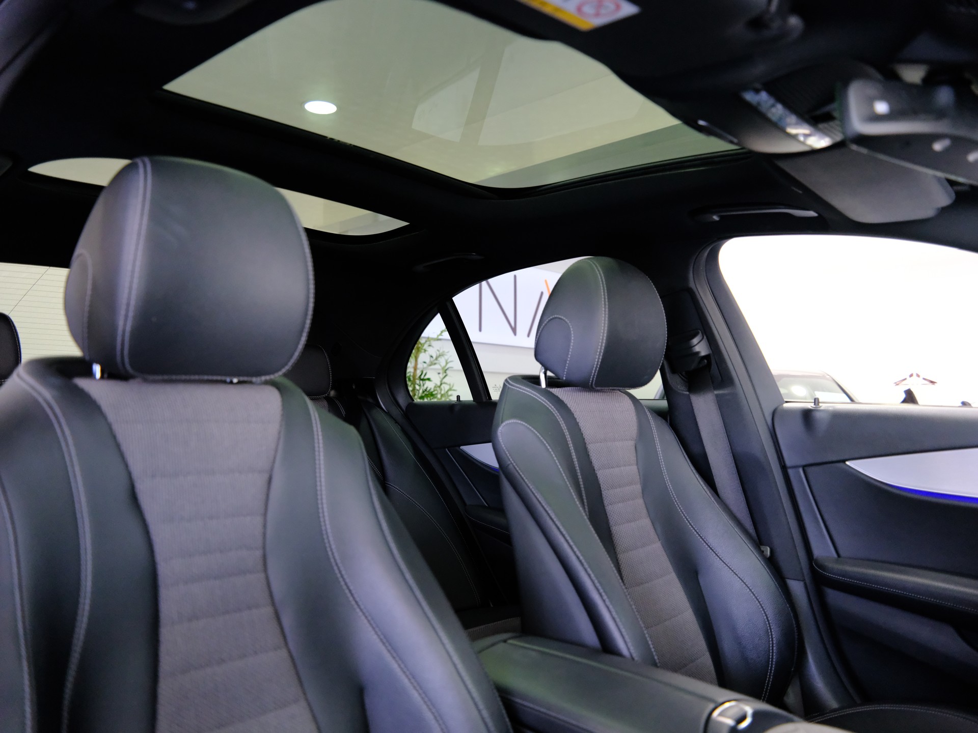 MERCEDES-BENZ E 300 e 4Matic EQ Star 9G-Tronic-image-16