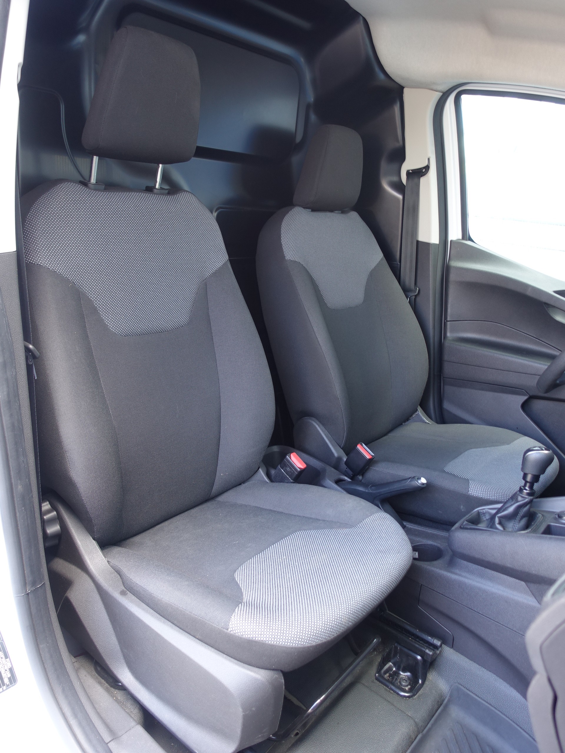 FORD Transit Courier Van 1.0 EcoBoost Ambiente-image-9