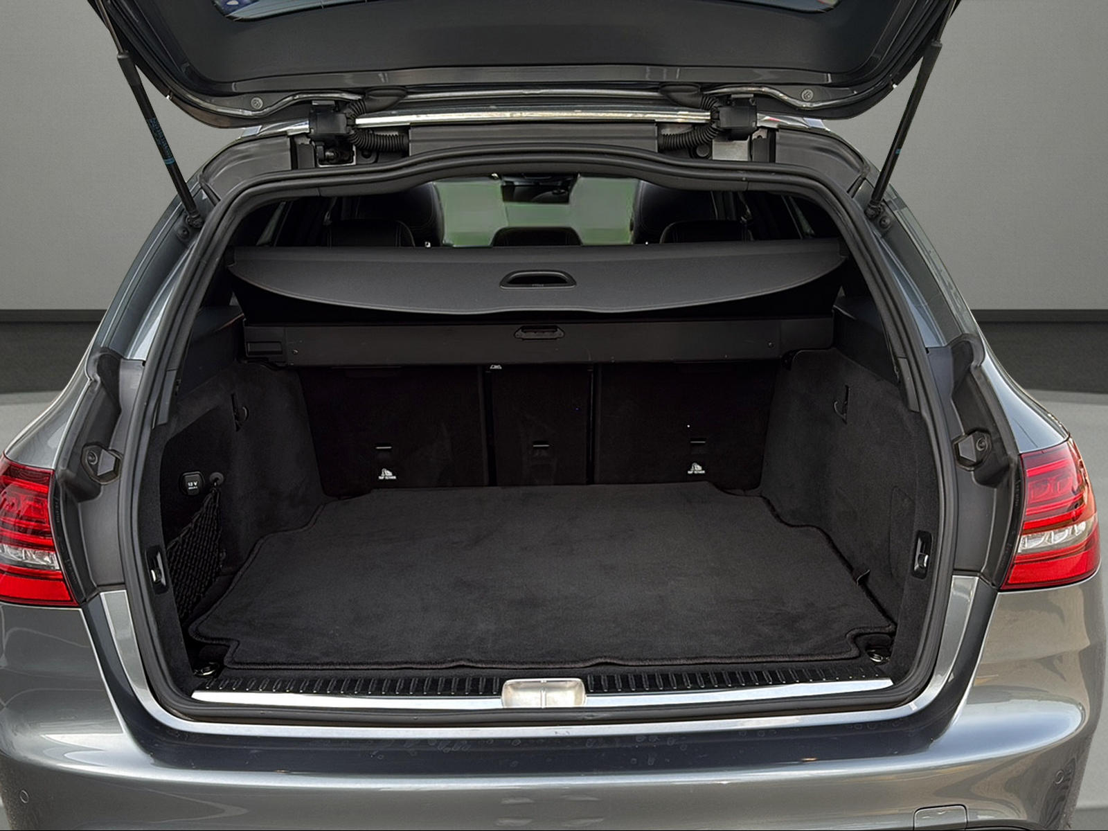 MERCEDES-BENZ C 220 d Swiss Star AMG Line 4M 9G-Tronic-image-9