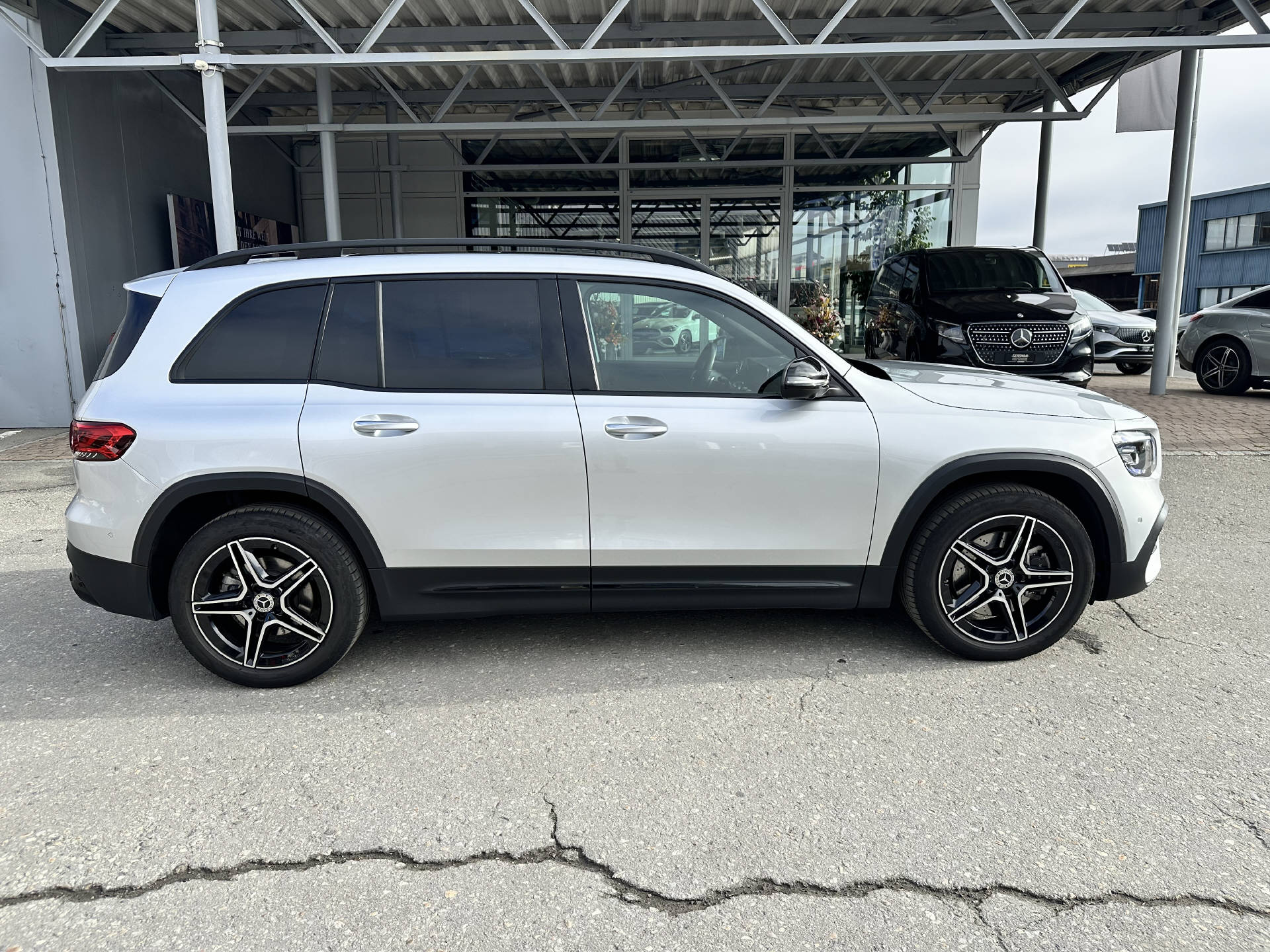 MERCEDES-BENZ GLB 250 AMG Line 4matic-showroom-element-1