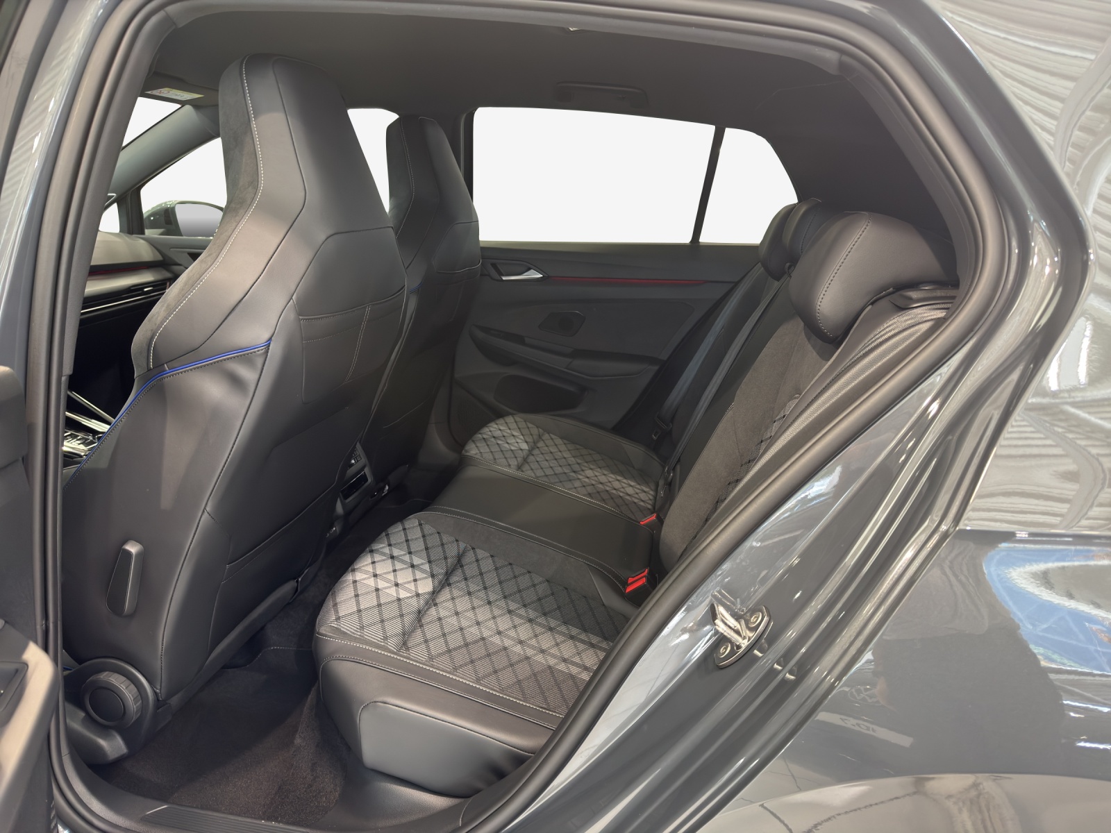 VW Golf 1.5 e TSI mHEV R-Line DSG-image-11