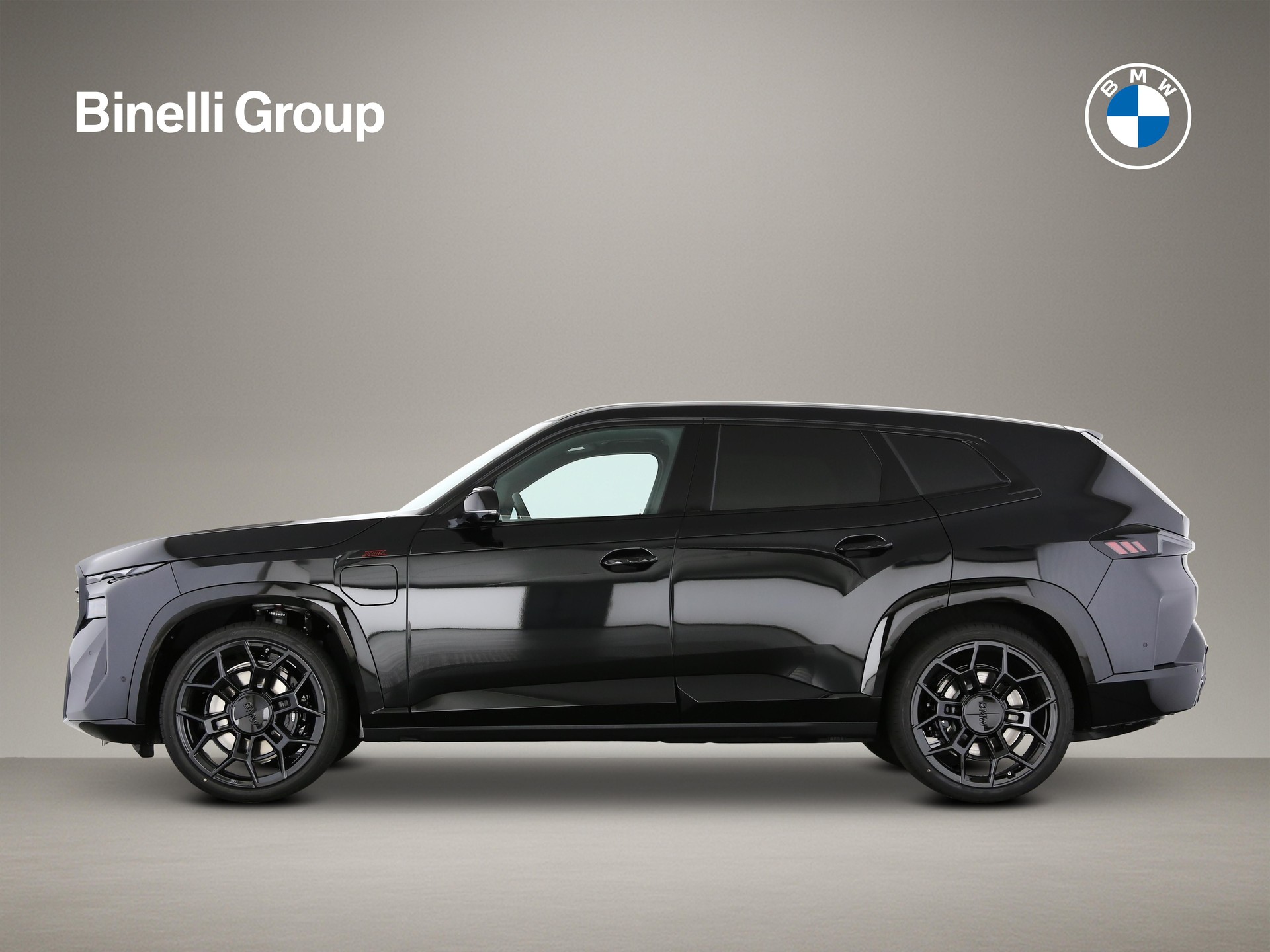 BMW XM Label Plug-in Hybrid-showroom-element-1