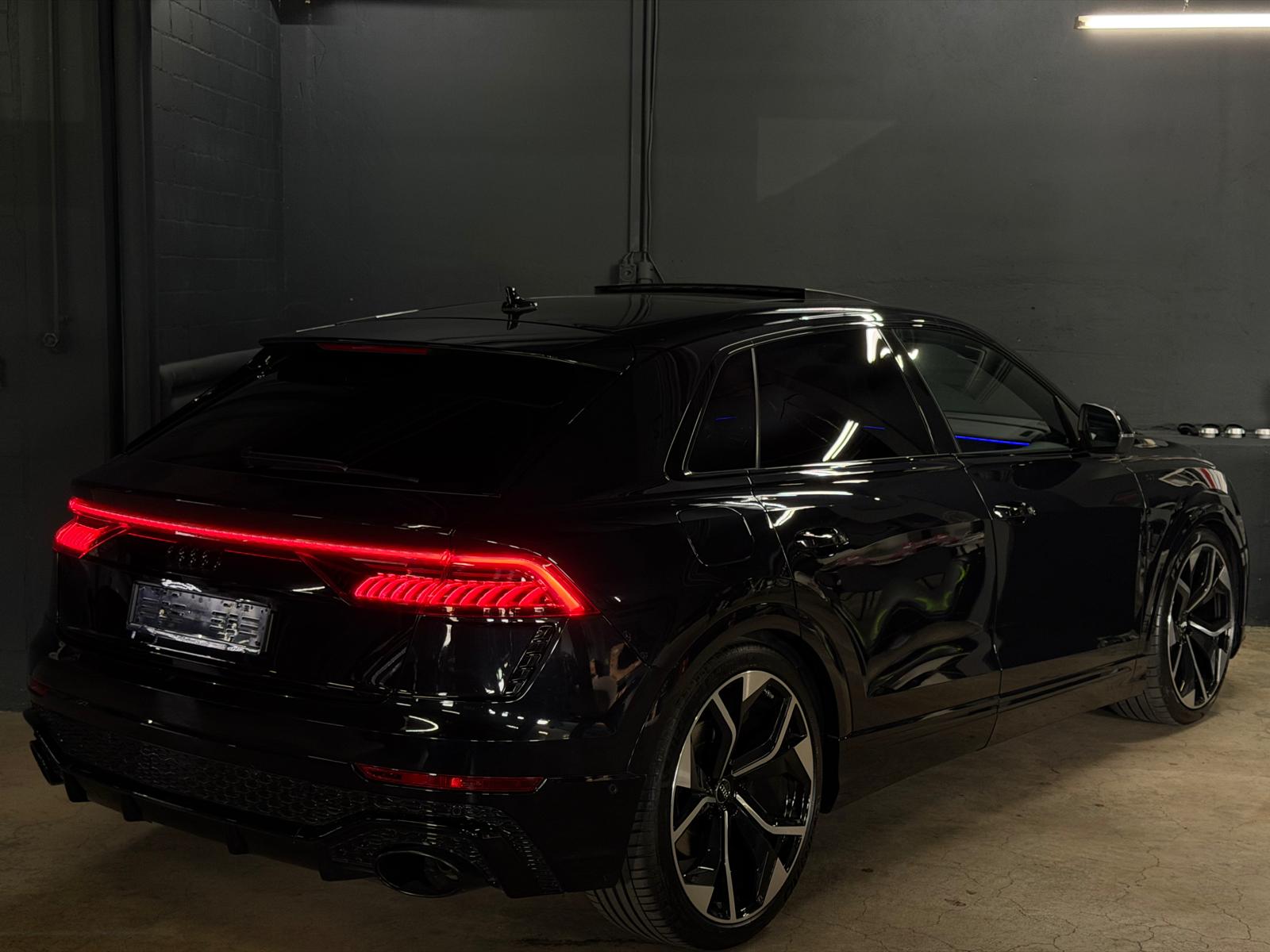 AUDI Q8 55 TFSI (RSQ8 Bodykit) All Black Performance quattro tiptronic *CH-Fahrzeug*-image-6