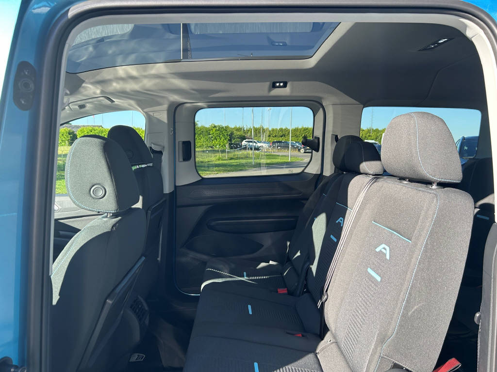 FORD TOURNEO CONNECT Grand 1.5 EcoBoost 150 Active PHEV-image-16