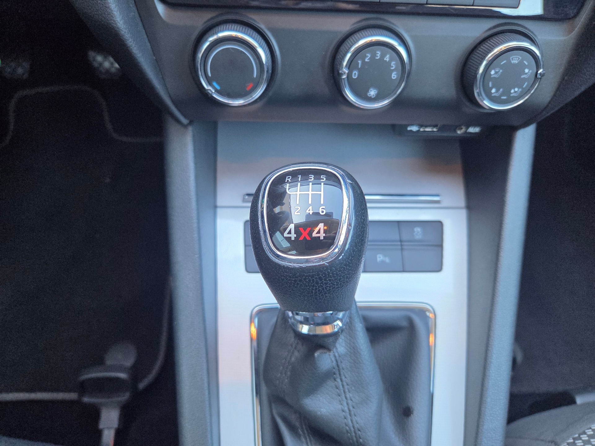 SKODA Octavia Combi 1.6 TDI Ambition 4x4-image-17