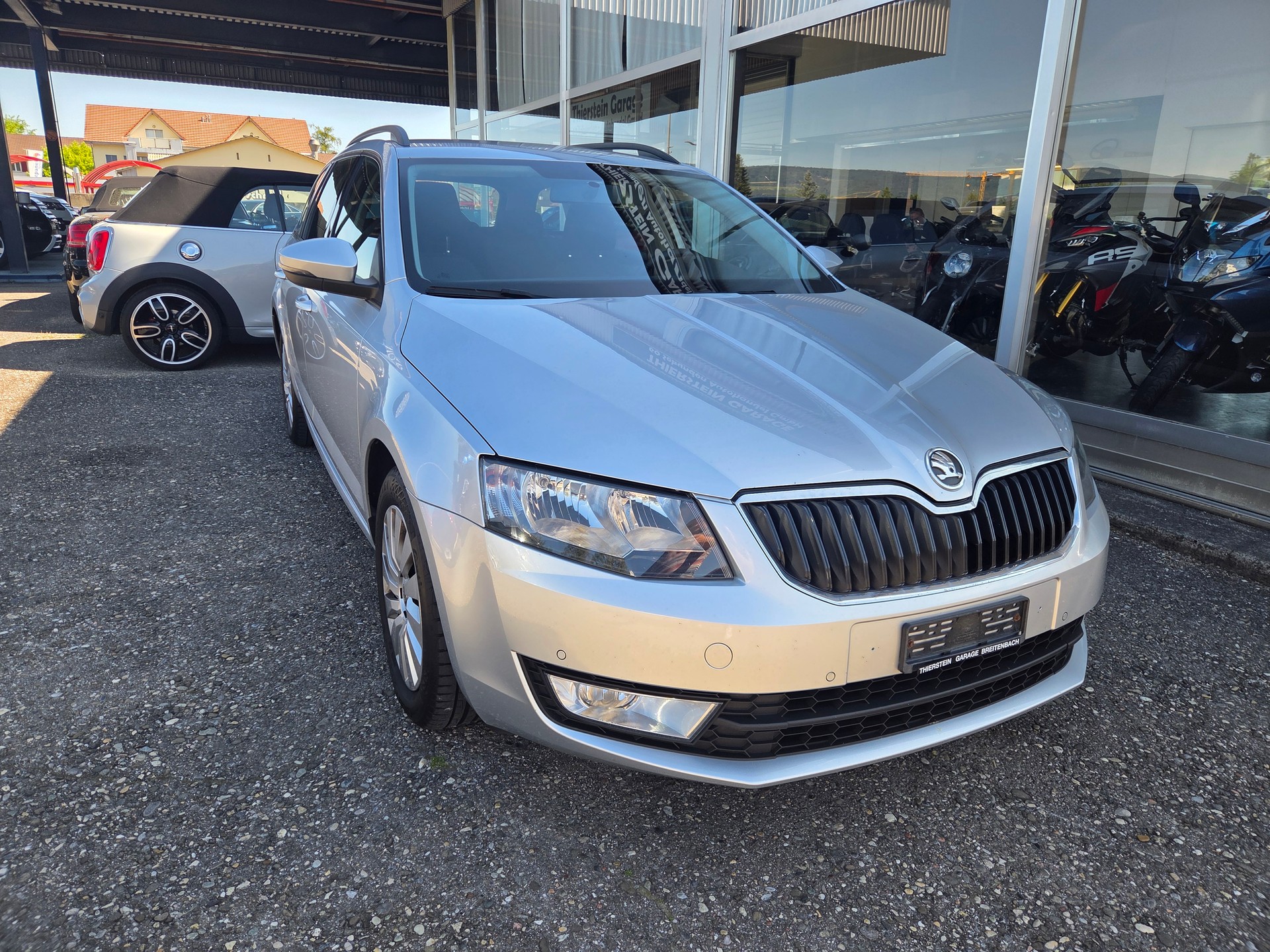 SKODA Octavia Combi 1.6 TDI Ambition 4x4-image-1