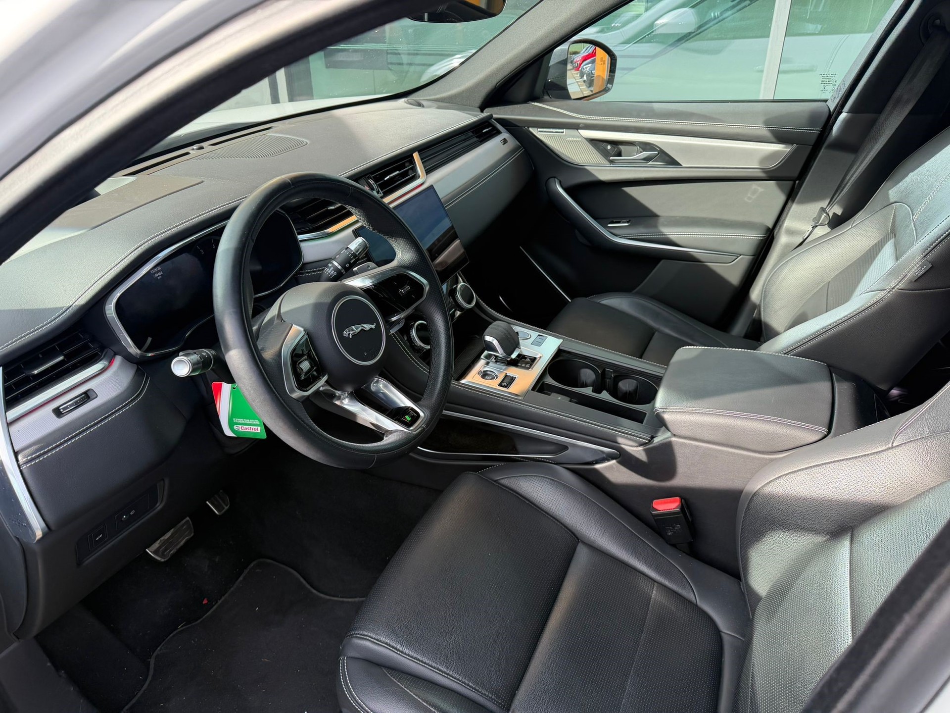 JAGUAR F-Pace 2.0 I4 250 R-Dynamic SE AWD-image-5