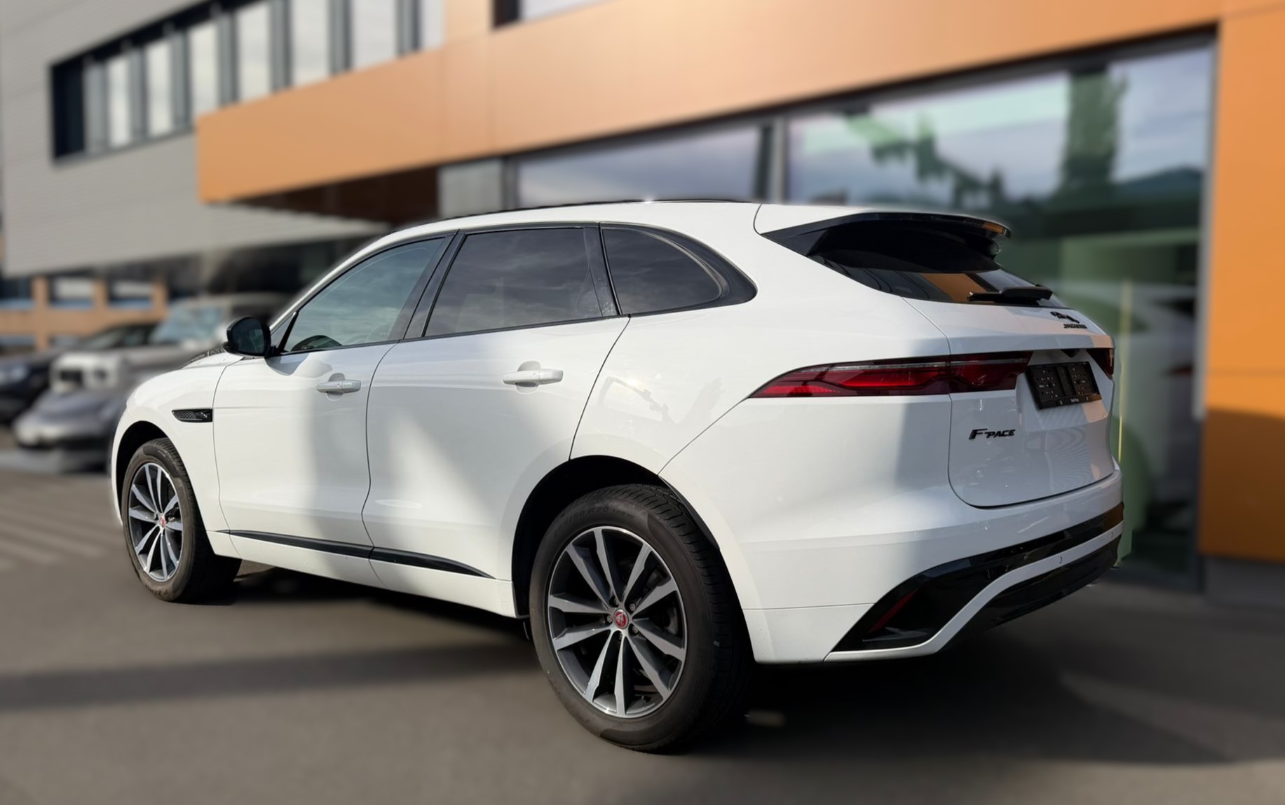 JAGUAR F-Pace 2.0 I4 250 R-Dynamic SE AWD-image-4