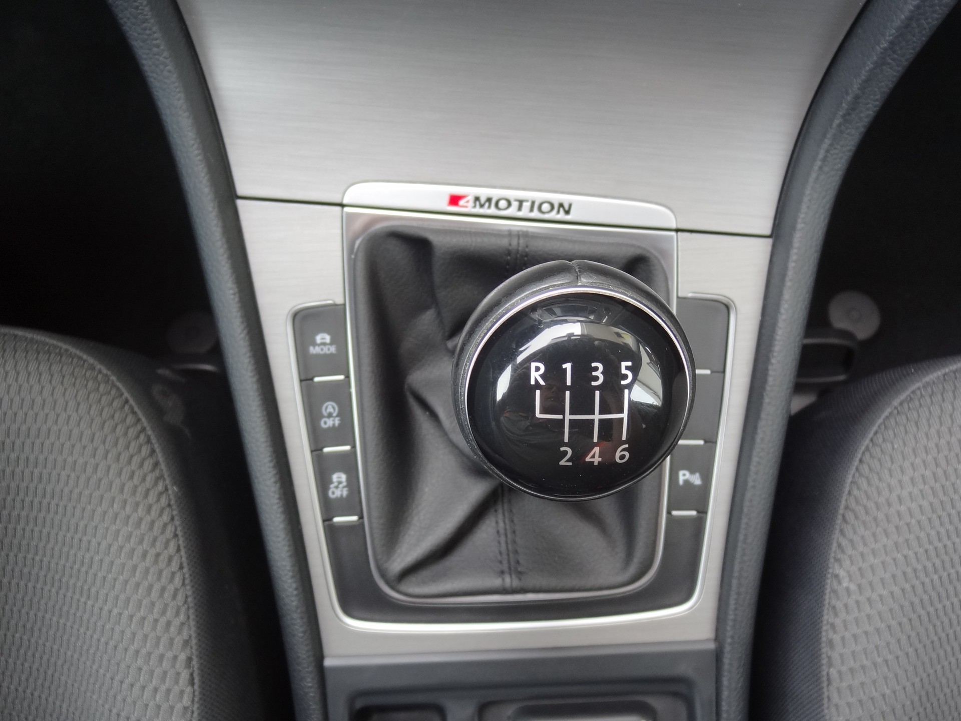 VW Golf 1.6 TDI Comfortline 4Motion-image-17