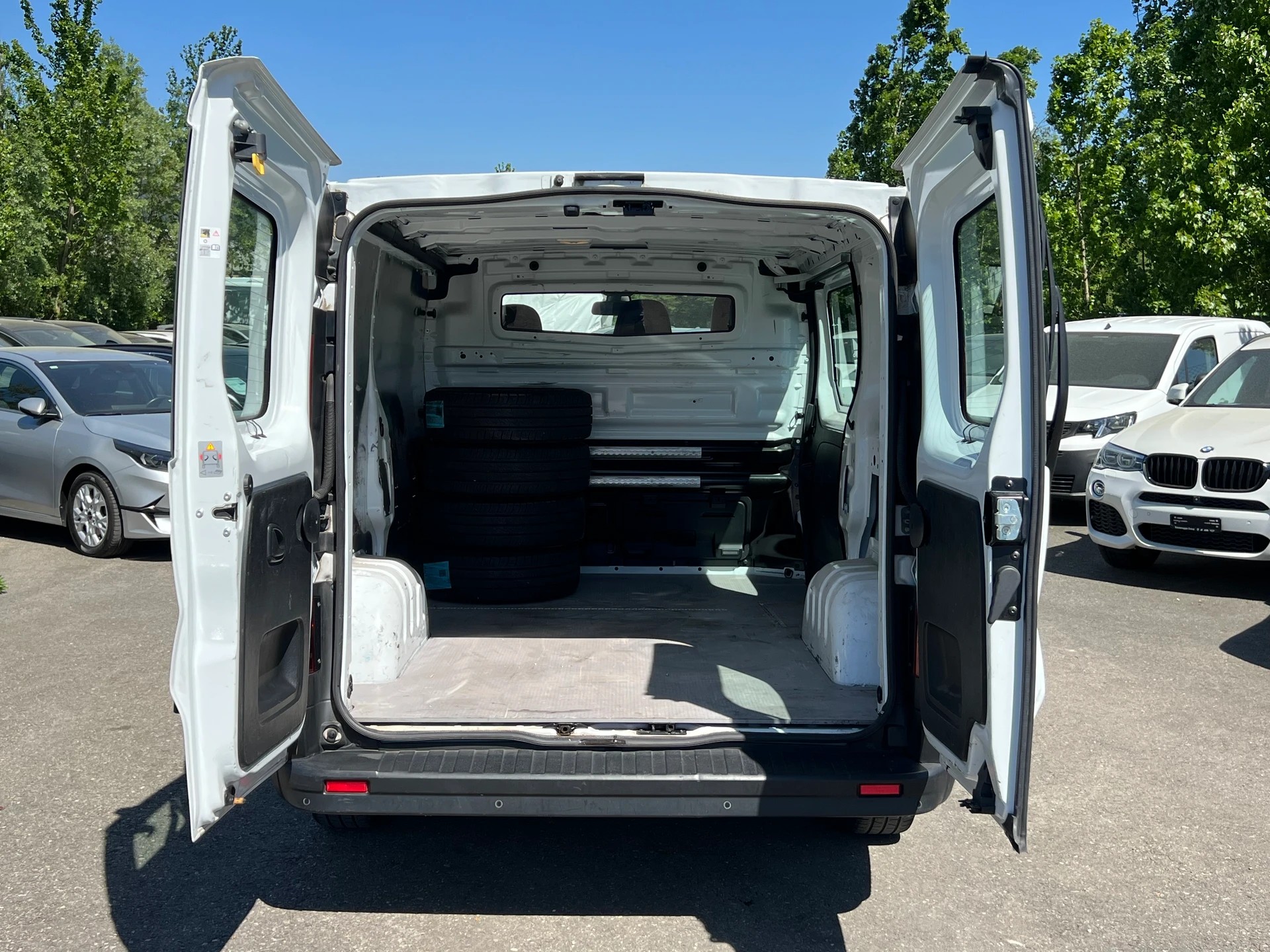 RENAULT Trafic 2.0 dCi 120 3.0t Business L1H1 * CH-Fahrzeug * Ab MFK * Klima * Rückfahrkamera *-image-7