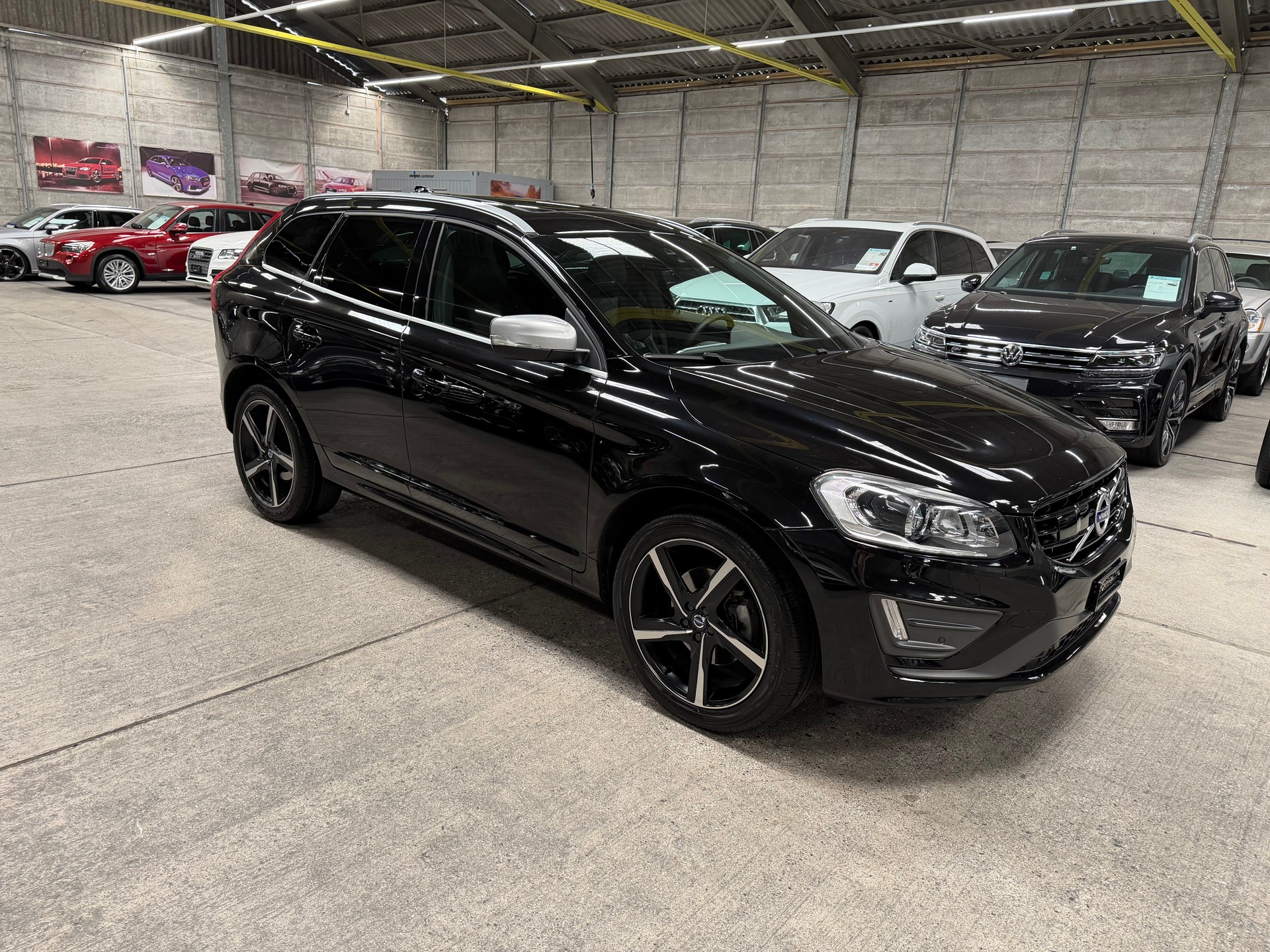 VOLVO XC60 D4 Momentum R-Design Geartronic-showroom-element-1