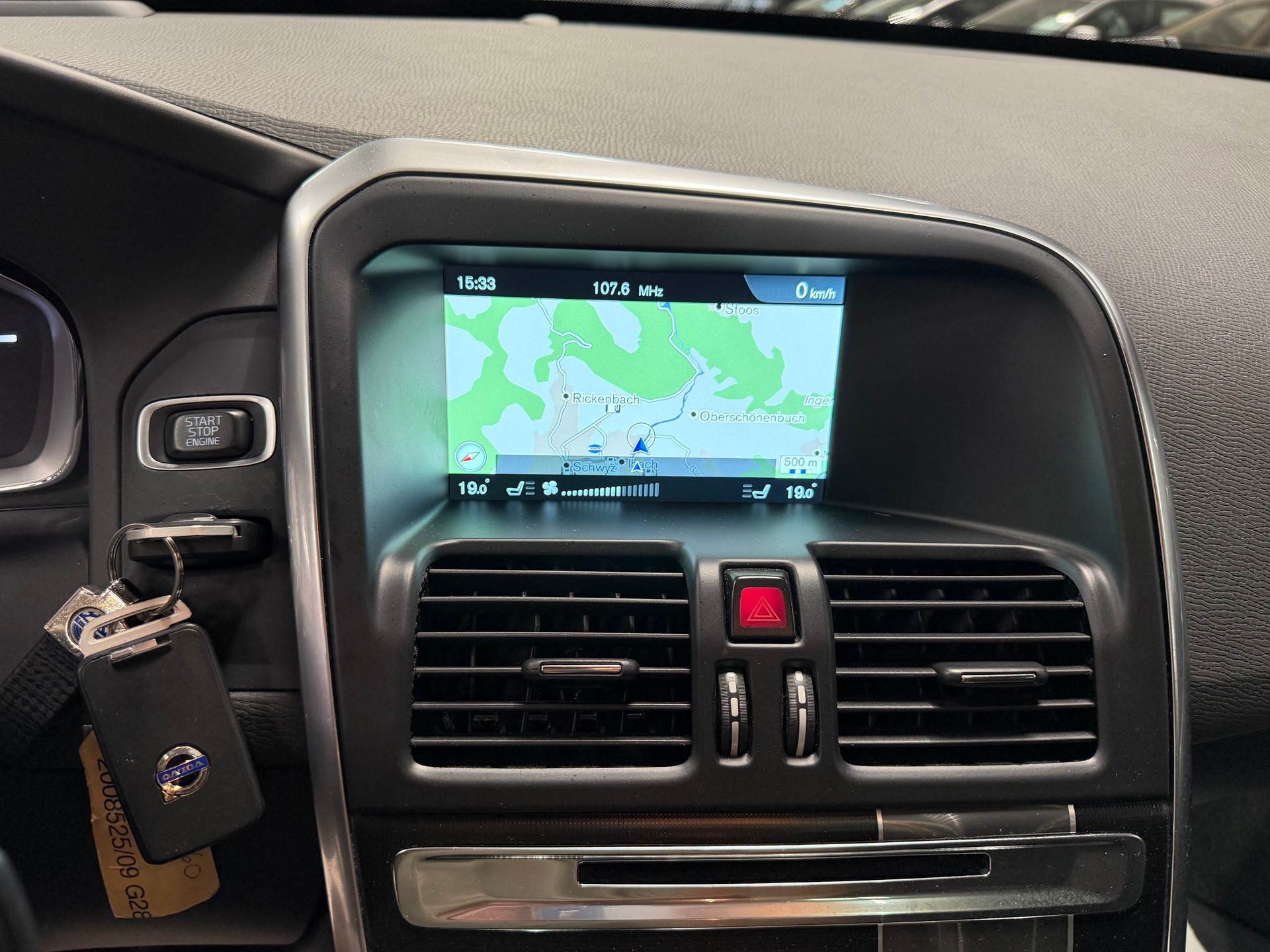 VOLVO XC60 D4 Momentum R-Design Geartronic-image-10