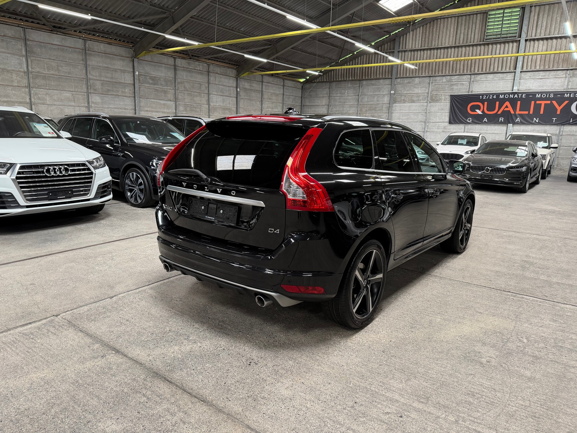 VOLVO XC60 D4 Momentum R-Design Geartronic-showroom-element-3