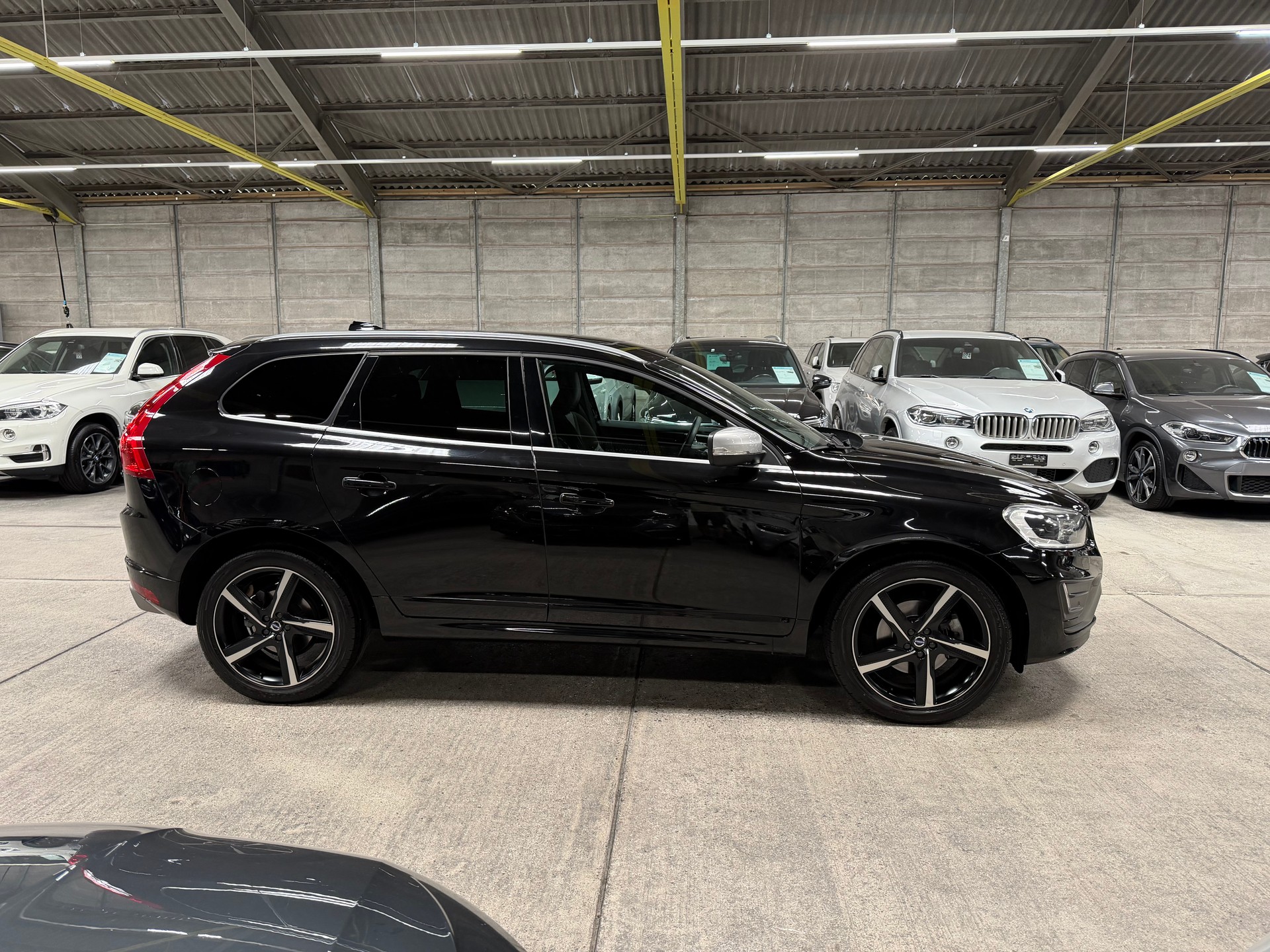 VOLVO XC60 D4 Momentum R-Design Geartronic-showroom-element-2