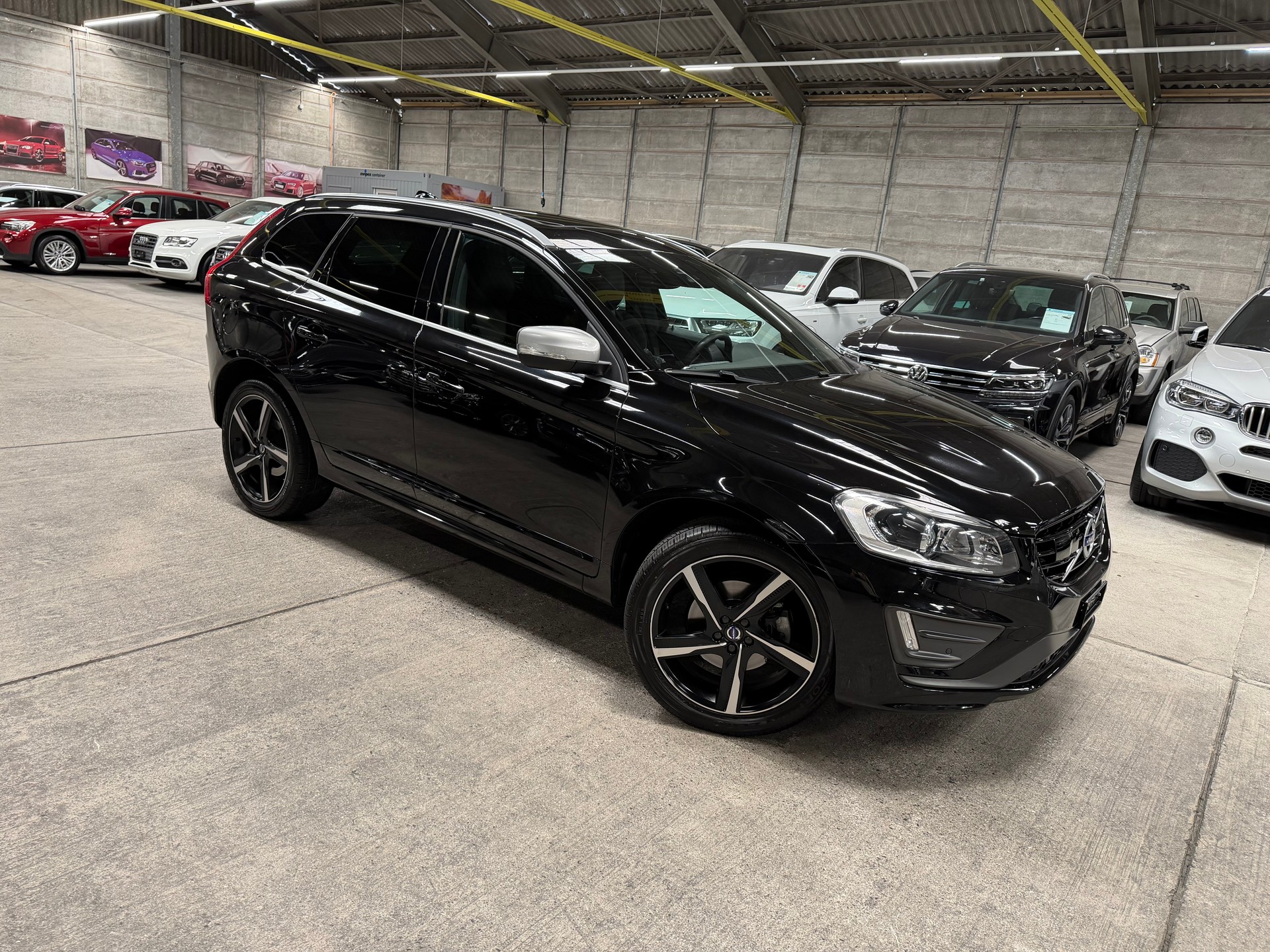 VOLVO XC60 D4 Momentum R-Design Geartronic