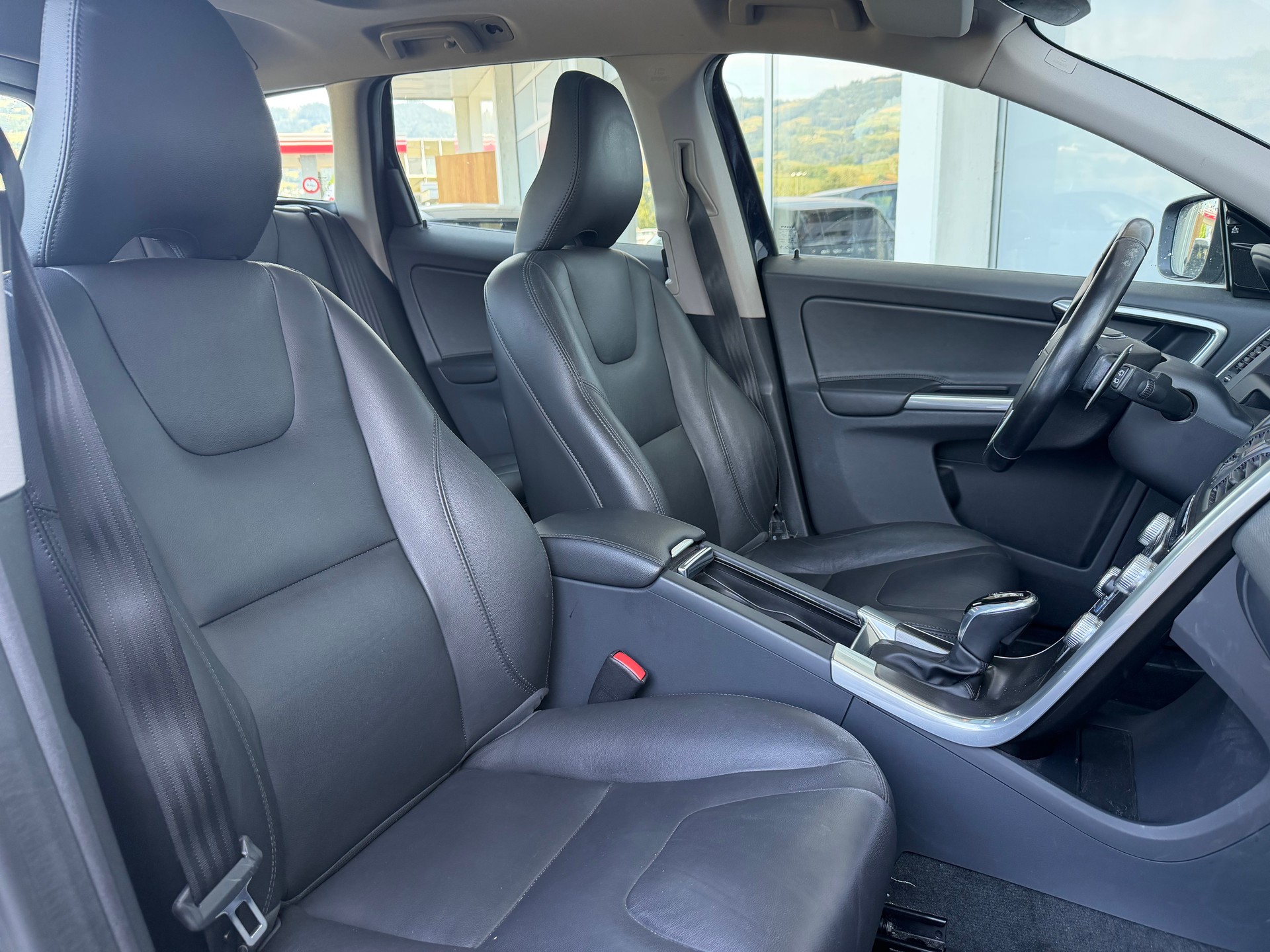 VOLVO XC60 D4 AWD Summum Geartronic-showroom-element-3