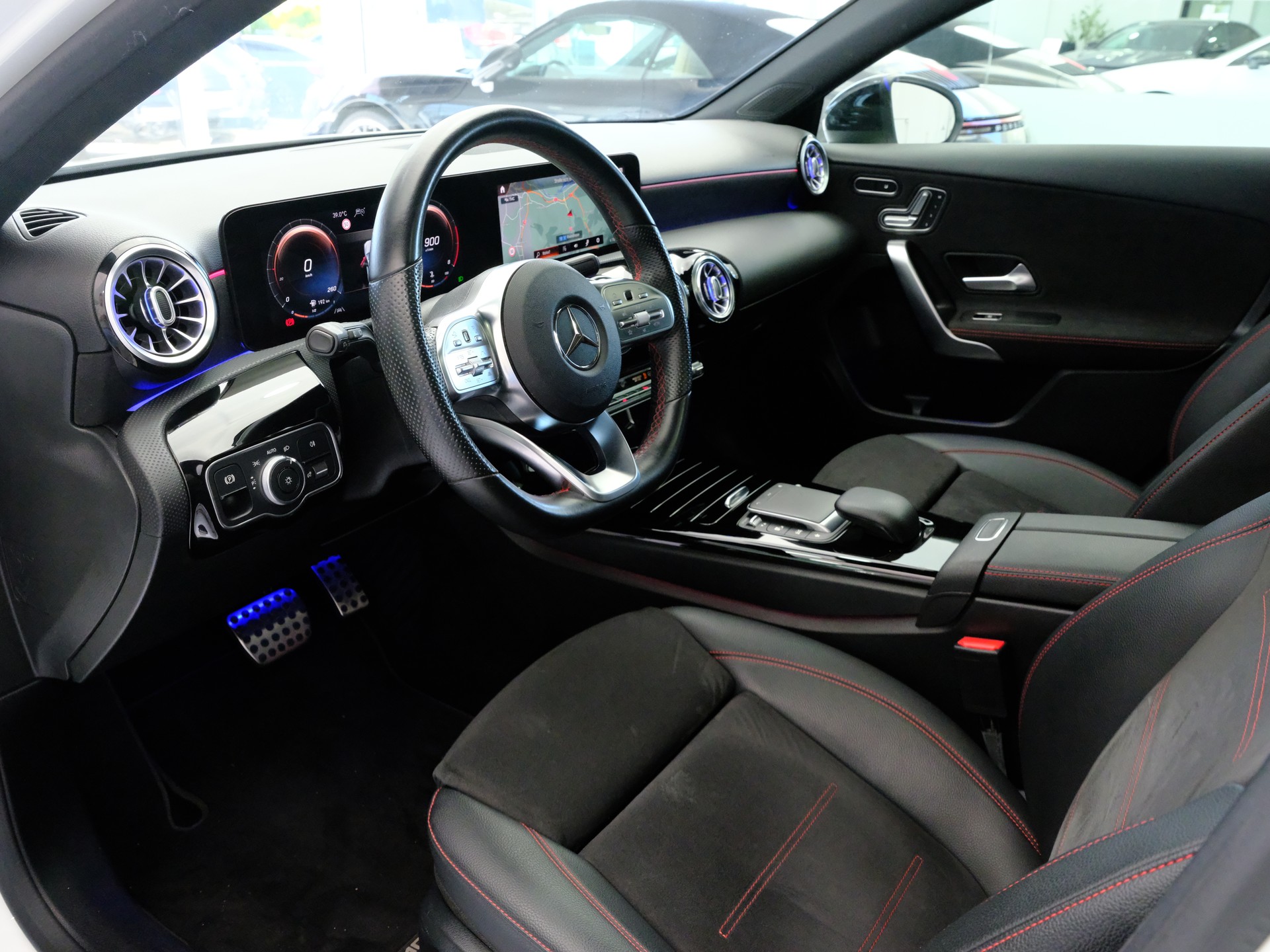 MERCEDES-BENZ A 180 AMG Line 7G-DCT-image-8