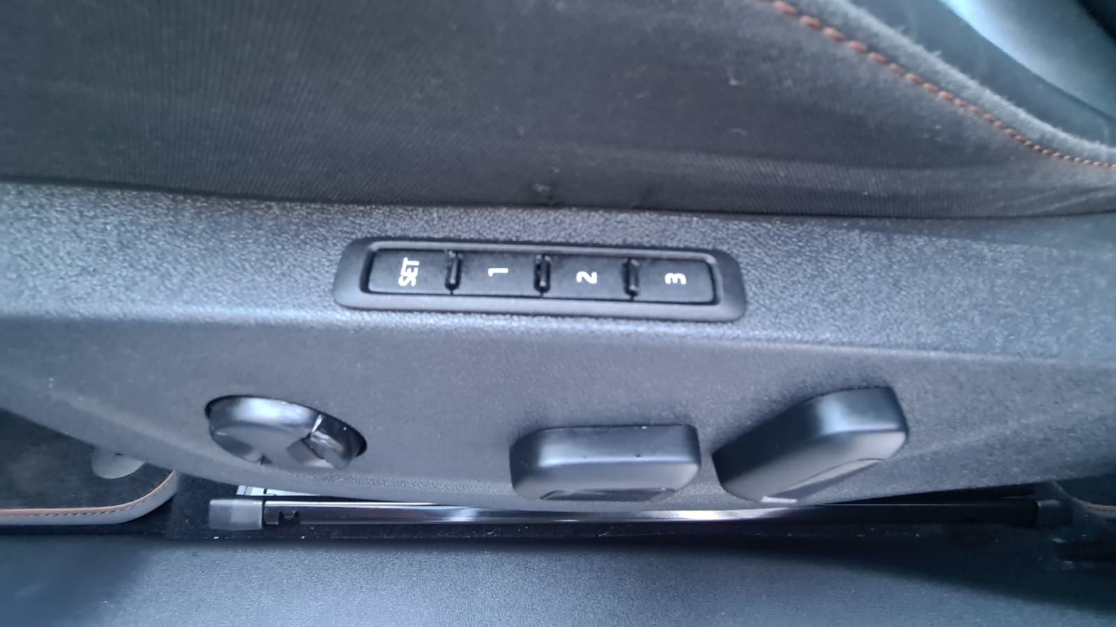 SKODA Enyaq iV 80 SportLine ** Voll-Leder ** Gr-Navi ** RF-Kamera ** Sitzmemory ** Anh-Kupplung ** Panorama-Glasdach ** Ab MFK **-image-12